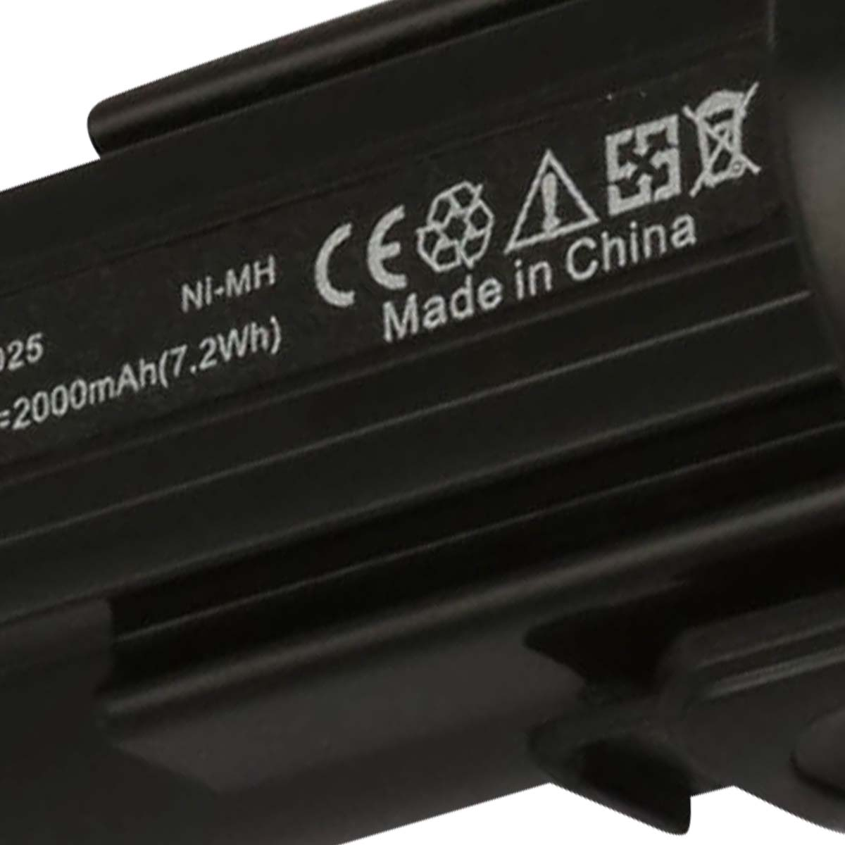 Batteria nera con testo 'Ni-MH', 'CE', 'Made in China' e un simbolo di avvertimento. Dettagli sulla capacità visibili.