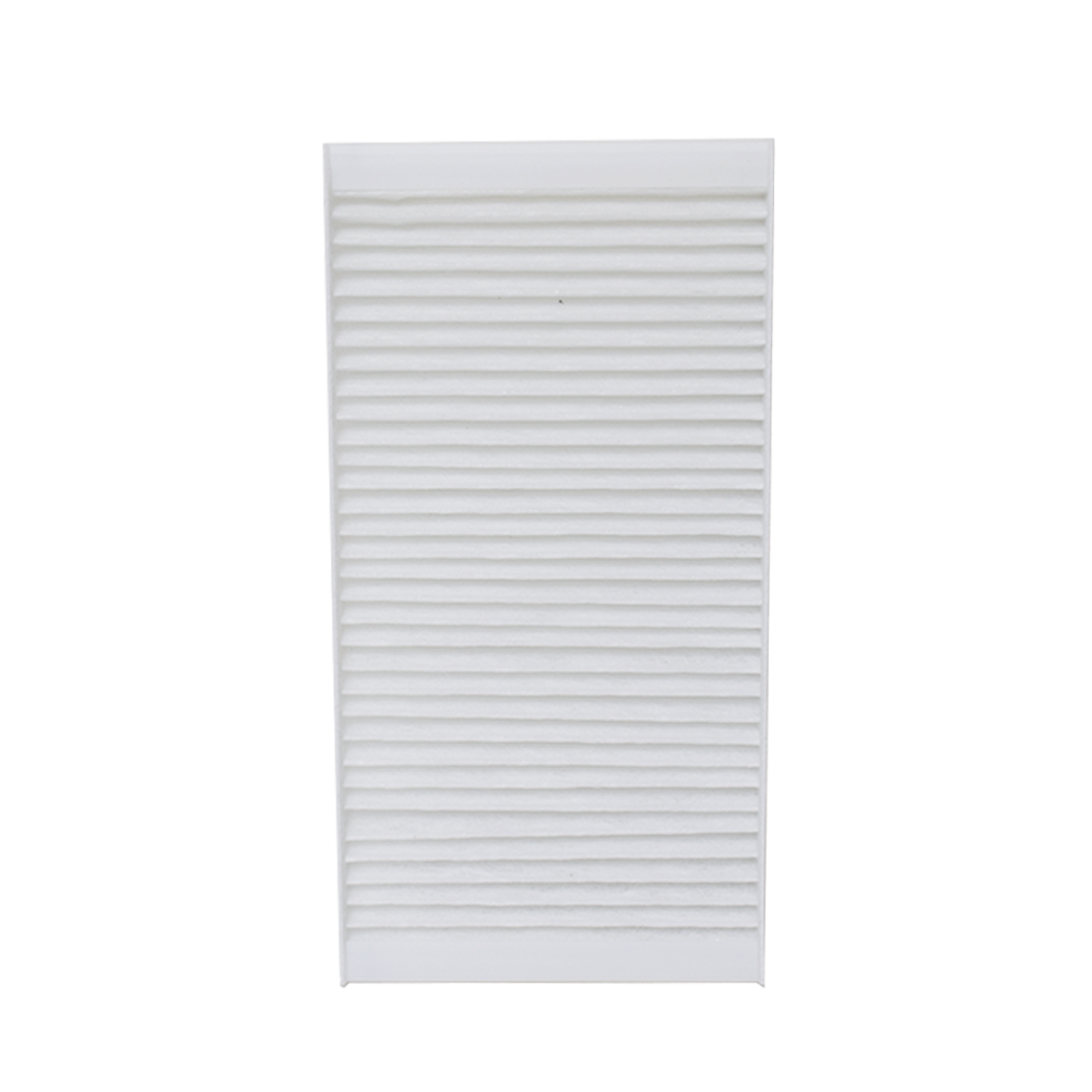 Ein rechteckiger weißer Luftfilter mit horizontalen Rippen. Der Filter befindet sich vor einem weißen Hintergrund.