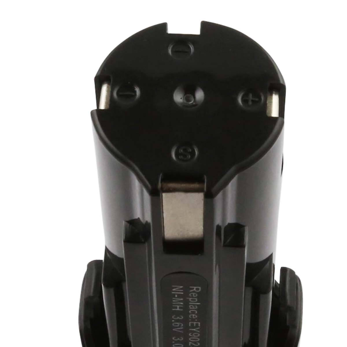 Primo piano di un pacco batteria nero. Ha simboli positivi e negativi e un contatto metallico. Il testo dice Replace EY9021, Ni-MH 3.6V 3.0Ah.