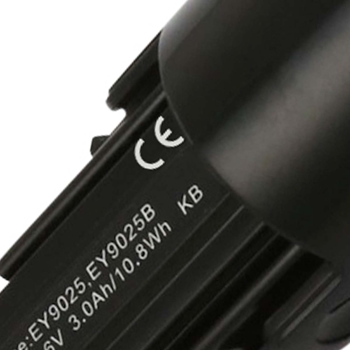 Primo piano di un dispositivo nero con marchio 'CE' bianco. Il testo include 'EY9025', '6V 3.0Ah/10.8Wh KB'. Lo sfondo è scuro e sfocato.