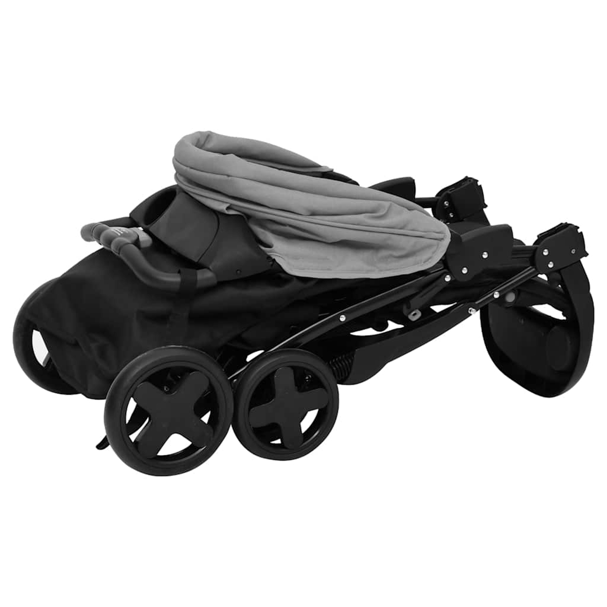 Ein zusammengeklappter schwarzer Kinderwagen mit grauem Verdeck. Der Kinderwagen hat vier Räder und einen Griff. Der Hintergrund ist weiß.
