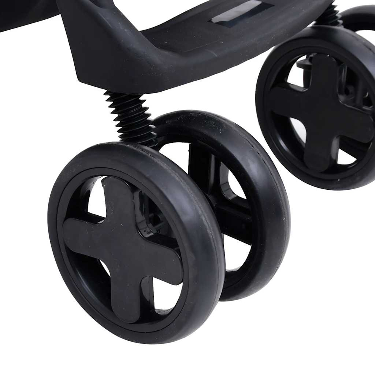 Nahaufnahme eines schwarzen Kinderwagens. Sichtbar sind die Räder, die Tragstruktur und eine Feder. Die Räder sind rund und haben ein Kreuzdesign.