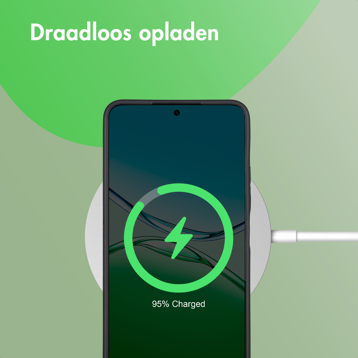 Een telefoon wordt draadloos opgeladen. Het scherm toont een oplaadpictogram met 95% opgeladen. De achtergrond is groen en wit.