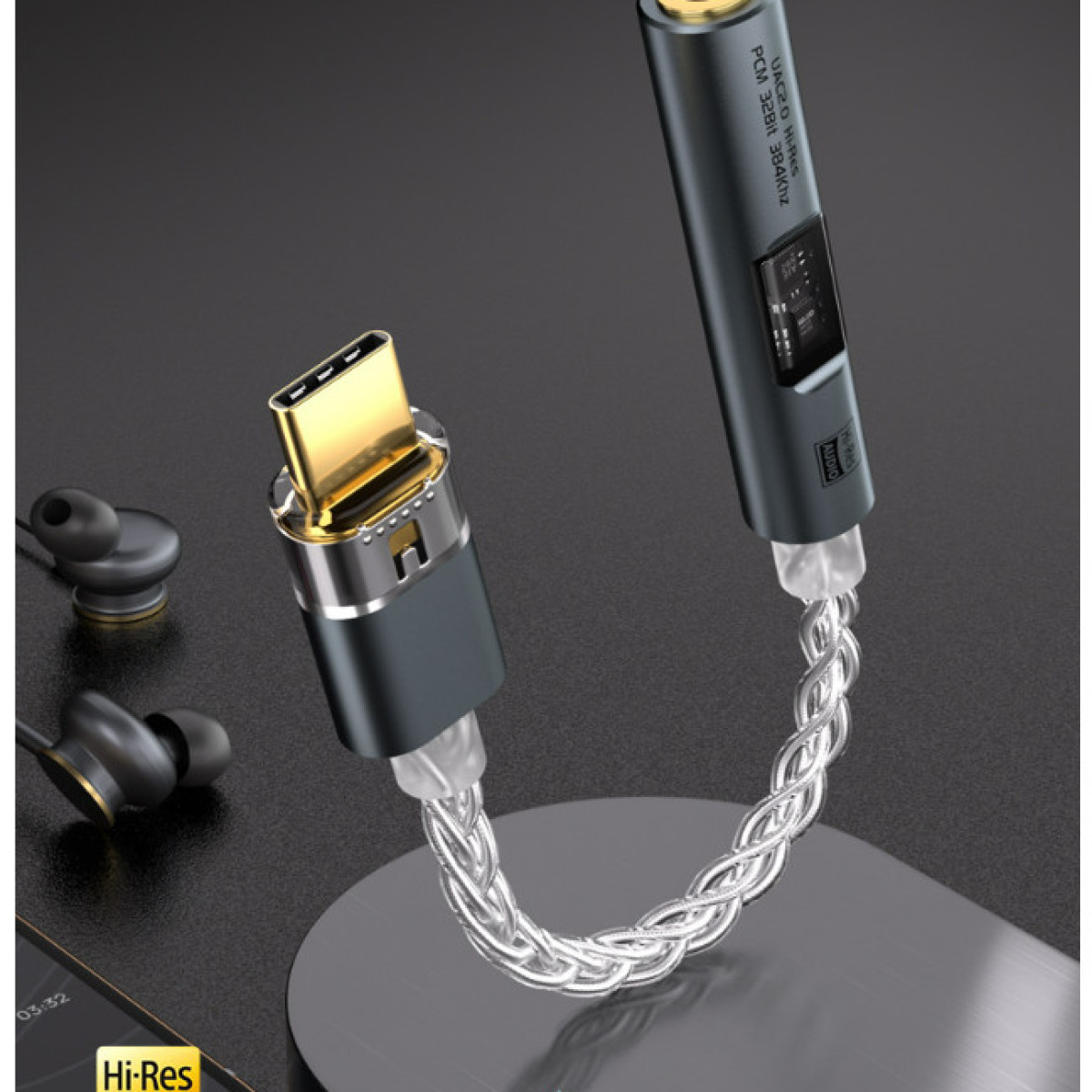 Czarny i złoty adapter audio z plecionym srebrnym kablem. Słuchawki i ekran telefonu z logo Hi-Res w tle.