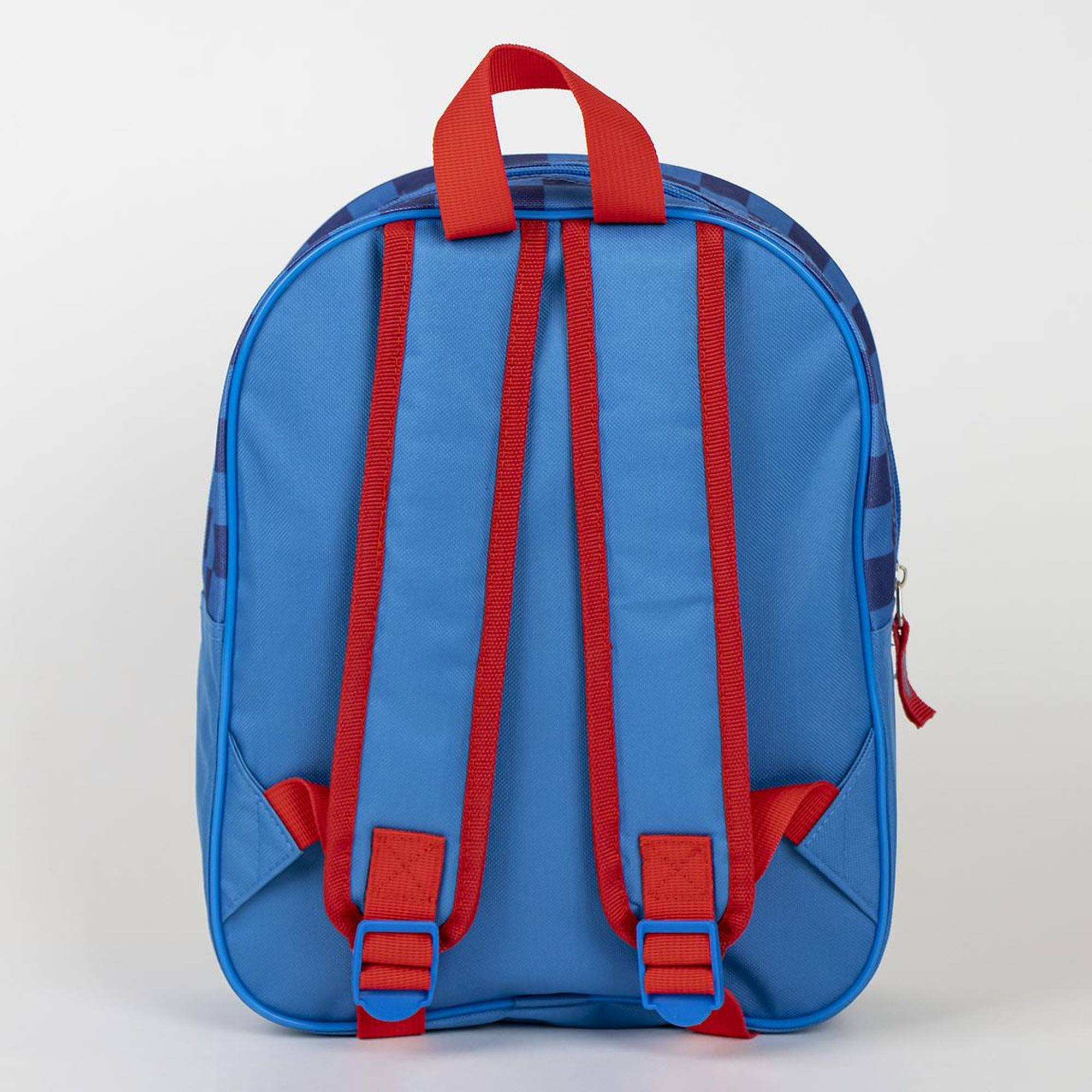 Mochila azul con correas y asa rojas. La parte trasera tiene un patrón a cuadros. Cremallera roja y hebillas azules.