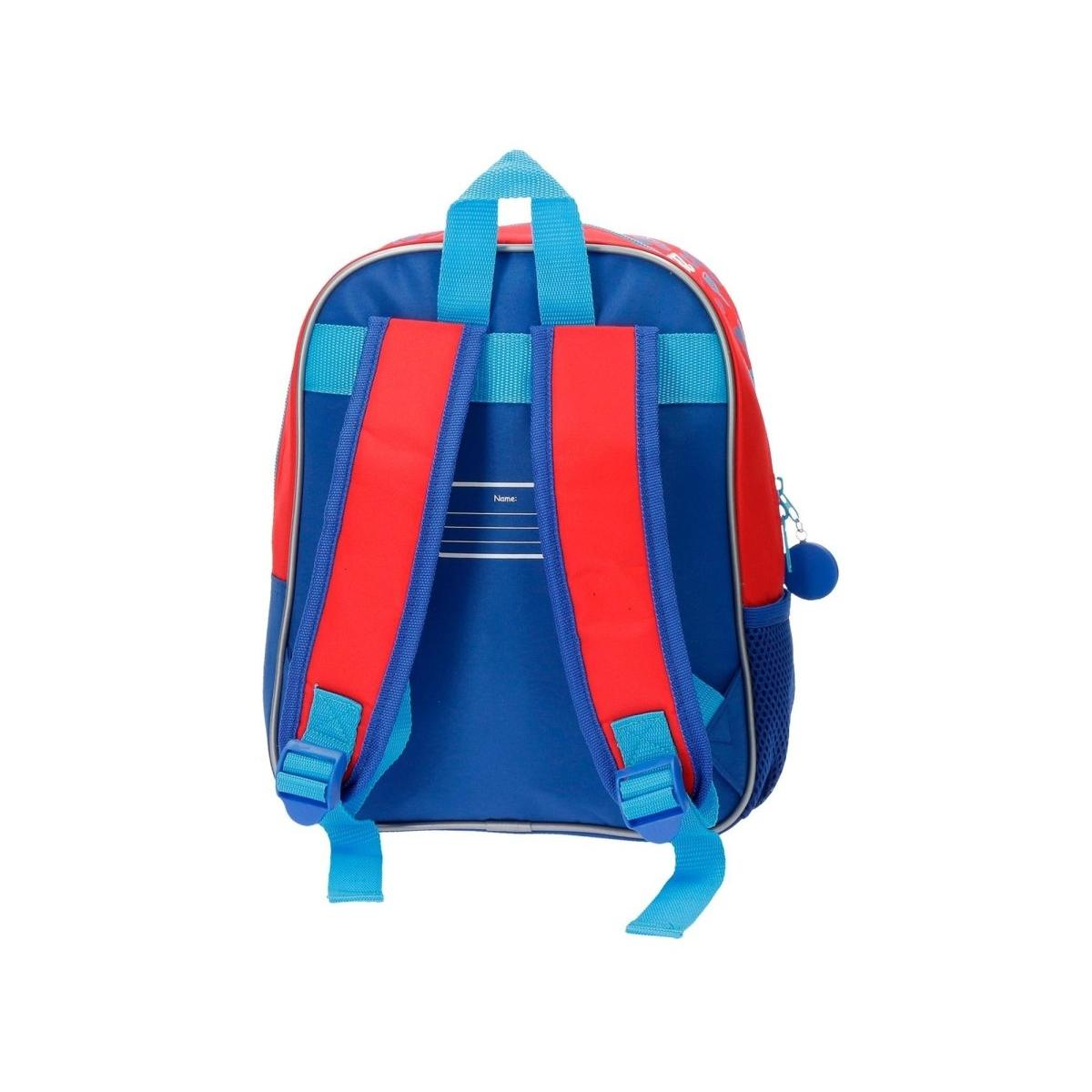 Mochila azul y roja con correas azules y una etiqueta con el nombre. Una bola azul cuelga a un lado.