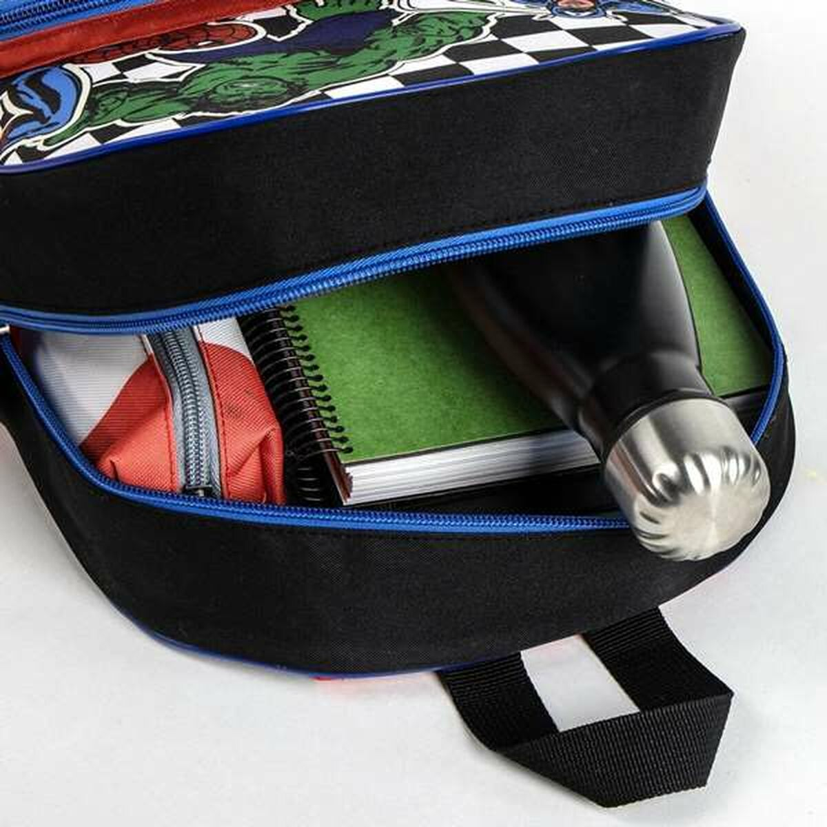Mochila negra con cremallera azul, que contiene una botella de agua, cuaderno y estuche. Gráfico de Hulk en la parte superior.