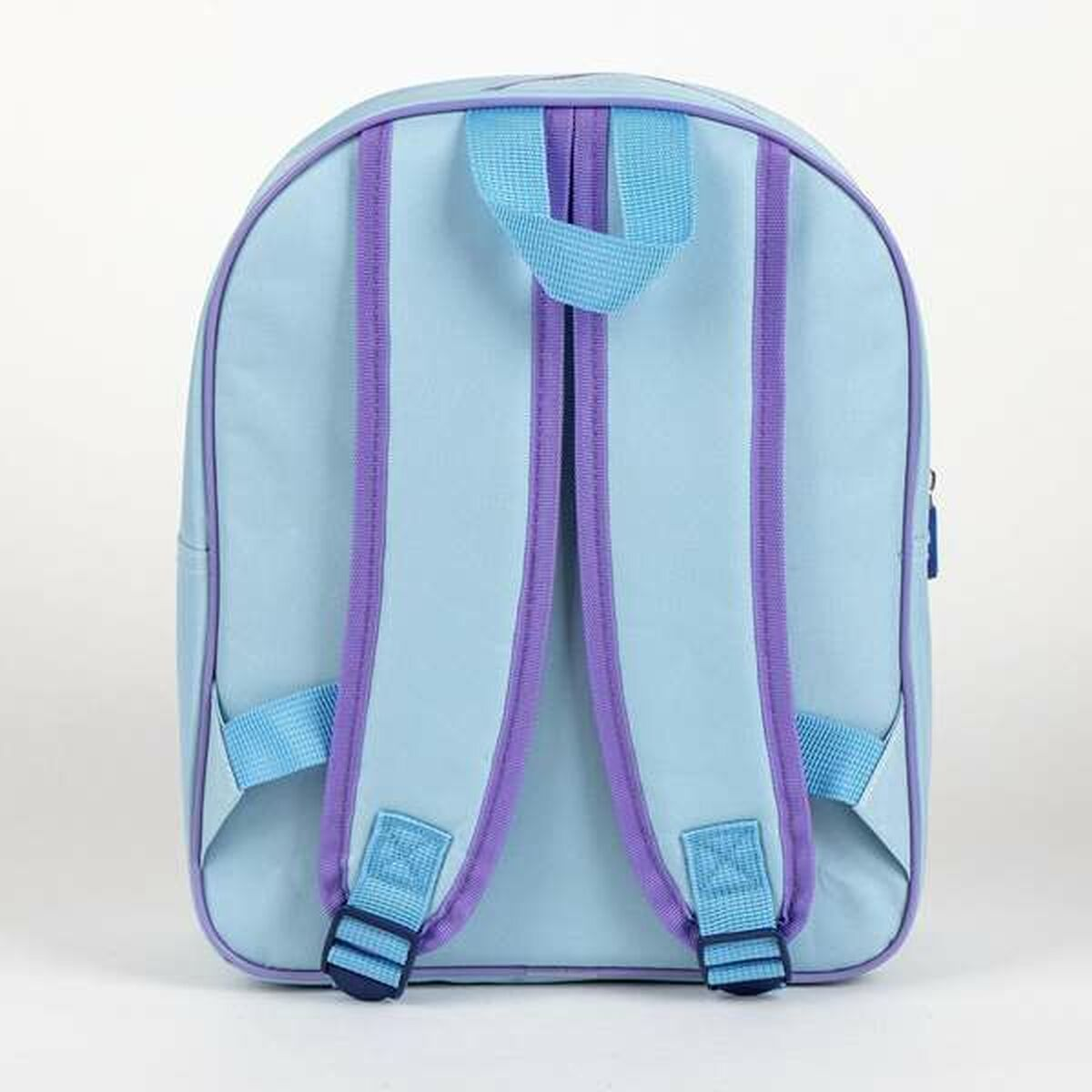 Ein hellblauer Rucksack mit lila Akzenten und Trägern. Er hat hellblaue Schultergurte und einen Griff. Der Hintergrund ist weiß.