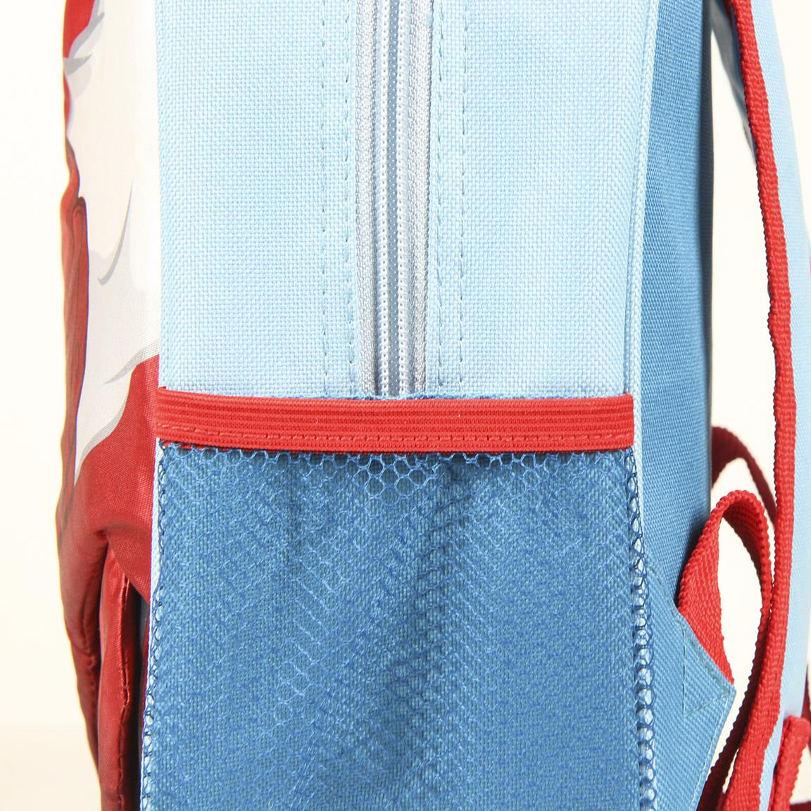 Primer plano de una mochila azul con una correa roja. Tiene una cremallera, una banda elástica roja y un bolsillo de malla azul.