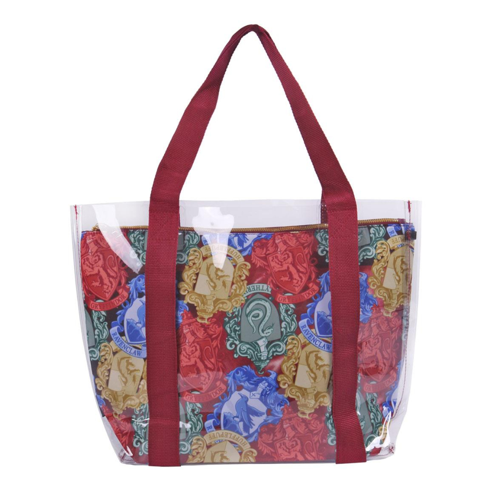 Bolso tote transparente con asas borgoña, que muestra un patrón de escudos de las casas de Hogwarts en rojo, dorado, azul y verde.