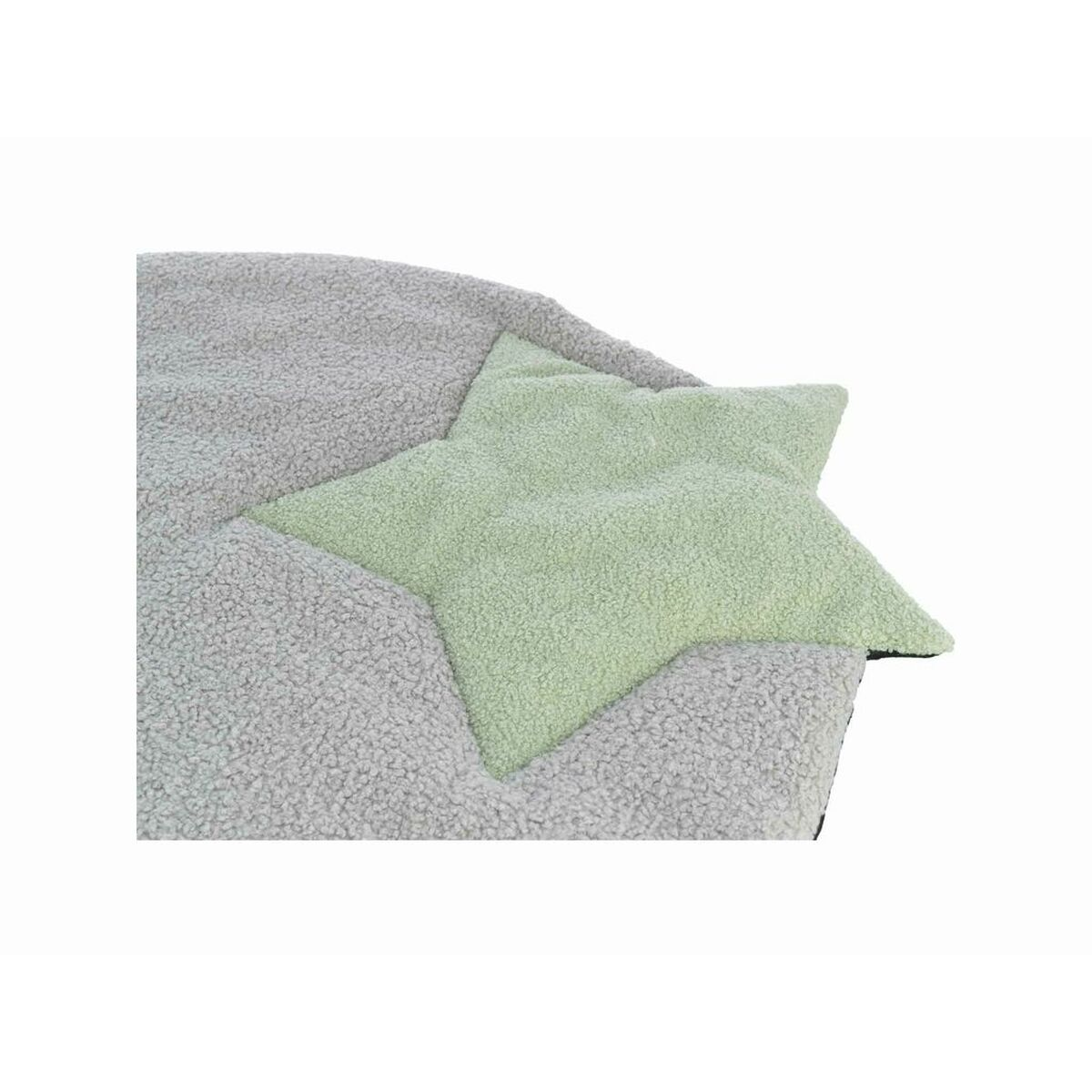 Un cuscino a forma di stella verde chiaro su una superficie grigia strutturata, probabilmente un pouf. Sfondo bianco.