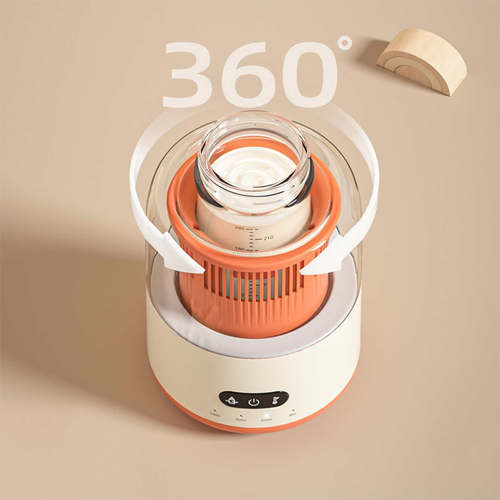 Ein weiß-oranger Babyflaschenwärmer. Pfeile zeigen eine 360-Grad-Erwärmung. Ein Holzspielzeug befindet sich im Hintergrund.