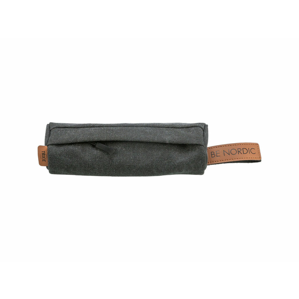 Un astuccio grigio con cerniera, un'etichetta in pelle marrone con la scritta "Trixie" a sinistra e "BE NORDIC" a destra.