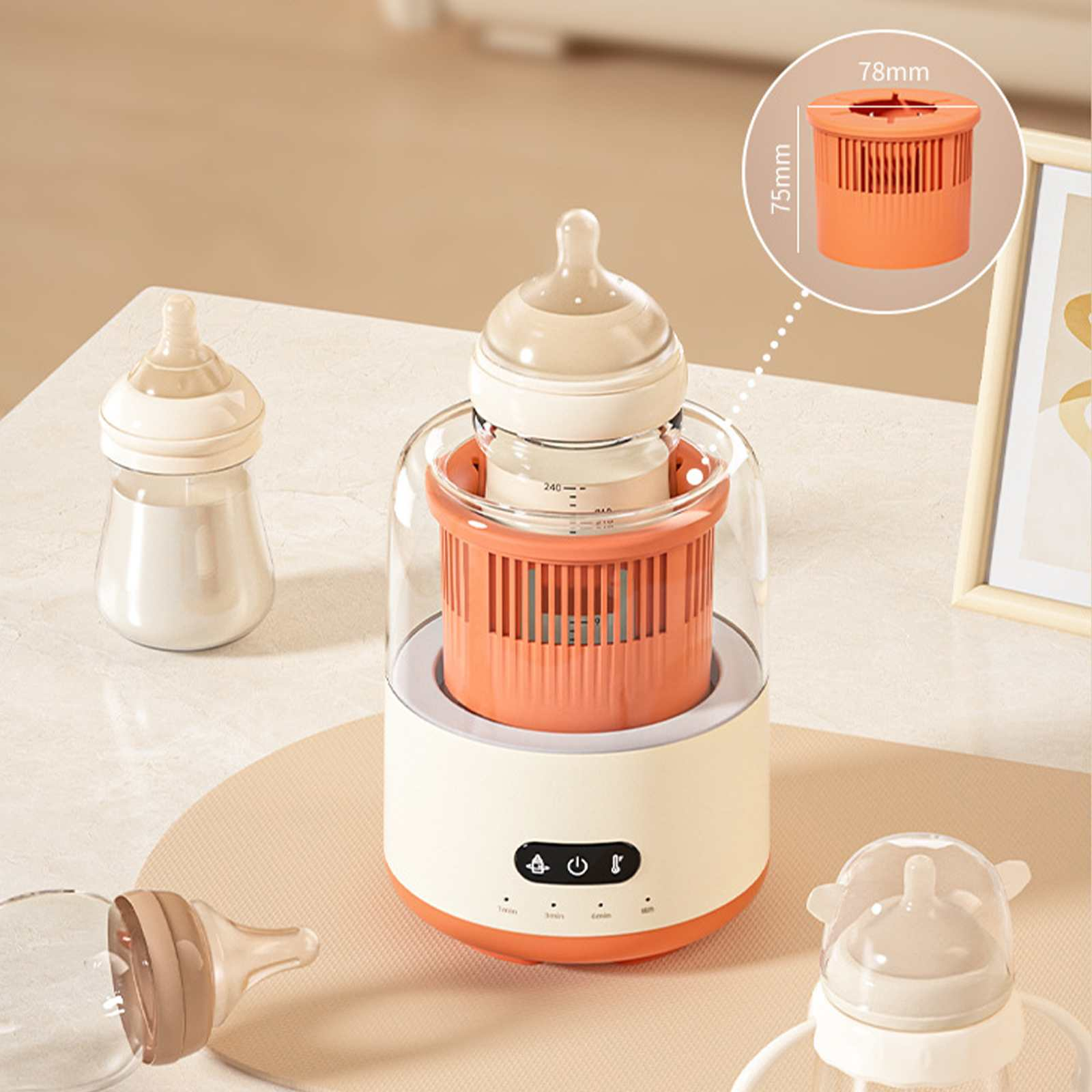 Ein Babyflaschenwärmer mit einer Flasche darin. Andere Flaschen und Teile sind darum herum. Ein orangefarbener Zylinder darin.