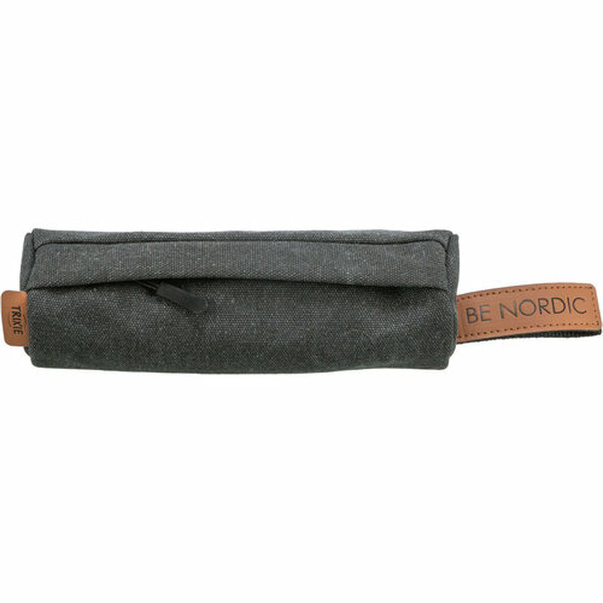 Un astuccio grigio scuro con cerniera e targhette in pelle con scritto 'Trixie' e 'Be Nordic'.