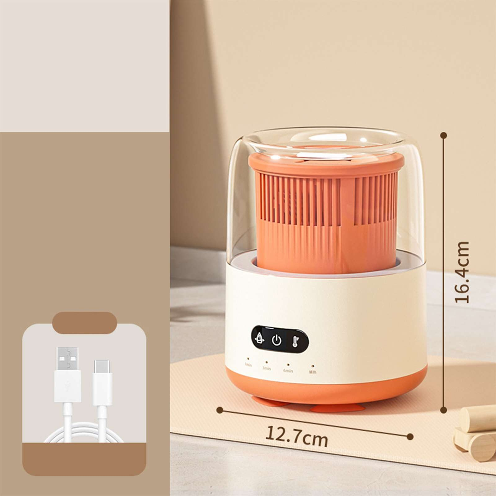 Ein Luftreiniger mit orangefarbenem Filter, weißem Sockel und transparentem Deckel. Inklusive USB-Kabel. Maße sind 16,4 cm x 12,7 cm.