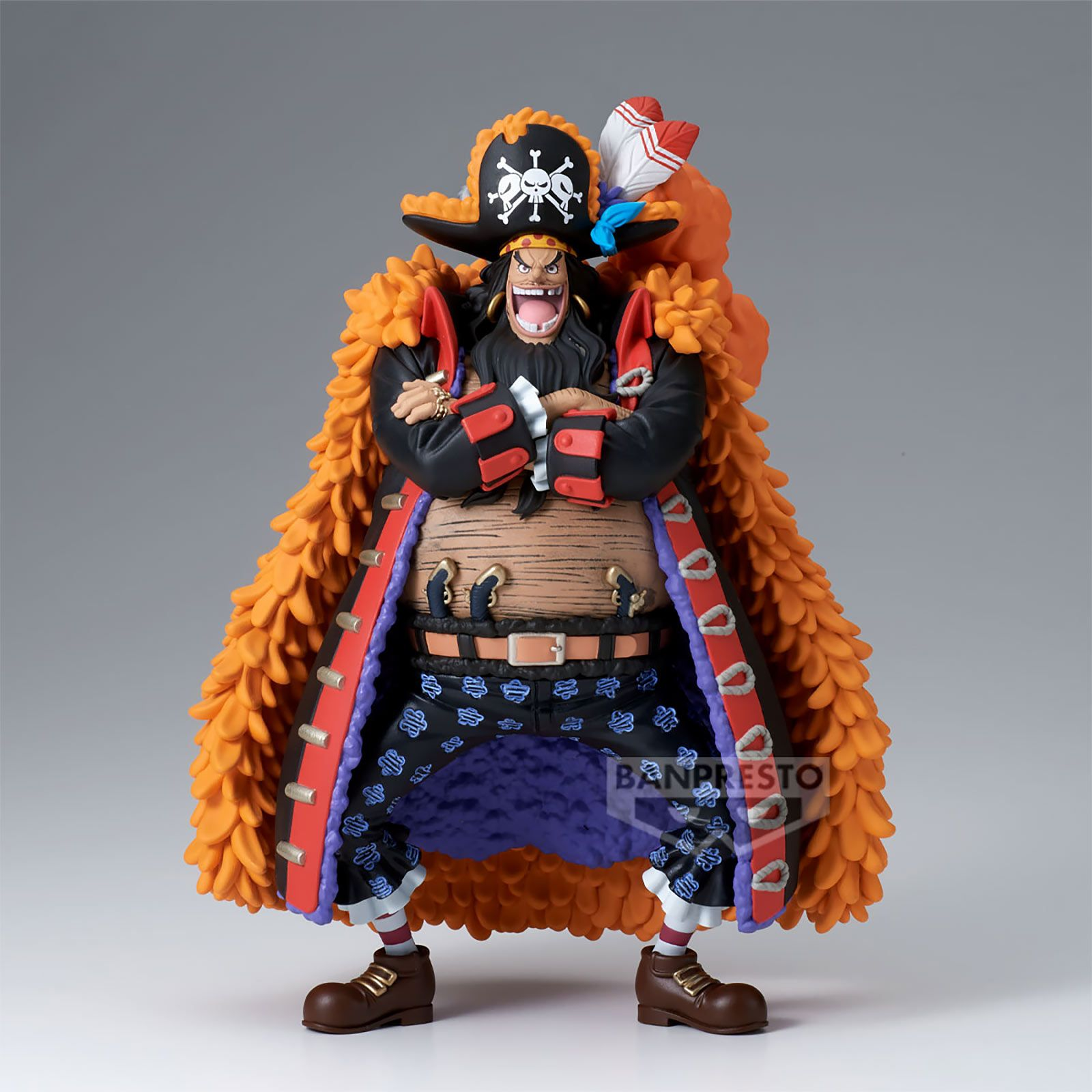 Figur eines Mannes in Piratenkleidung. Er trägt einen schwarzen Hut mit Totenkopf, einen orangefarbenen Fellmantel und eine gemusterte Hose.