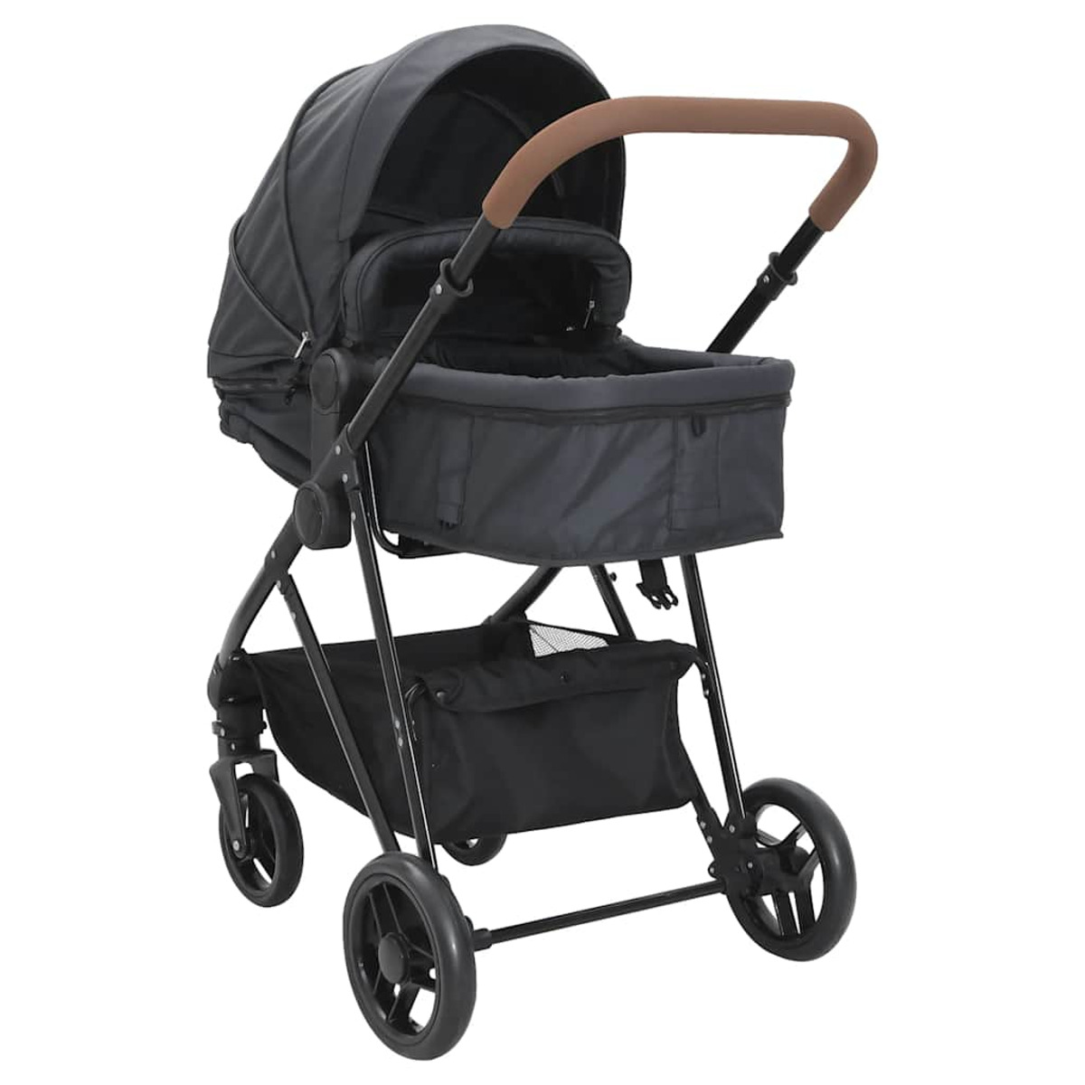 Ein schwarzer Kinderwagen mit braunem Griff. Er hat ein Verdeck, einen Korb und vier Räder. Der Hintergrund ist weiß.