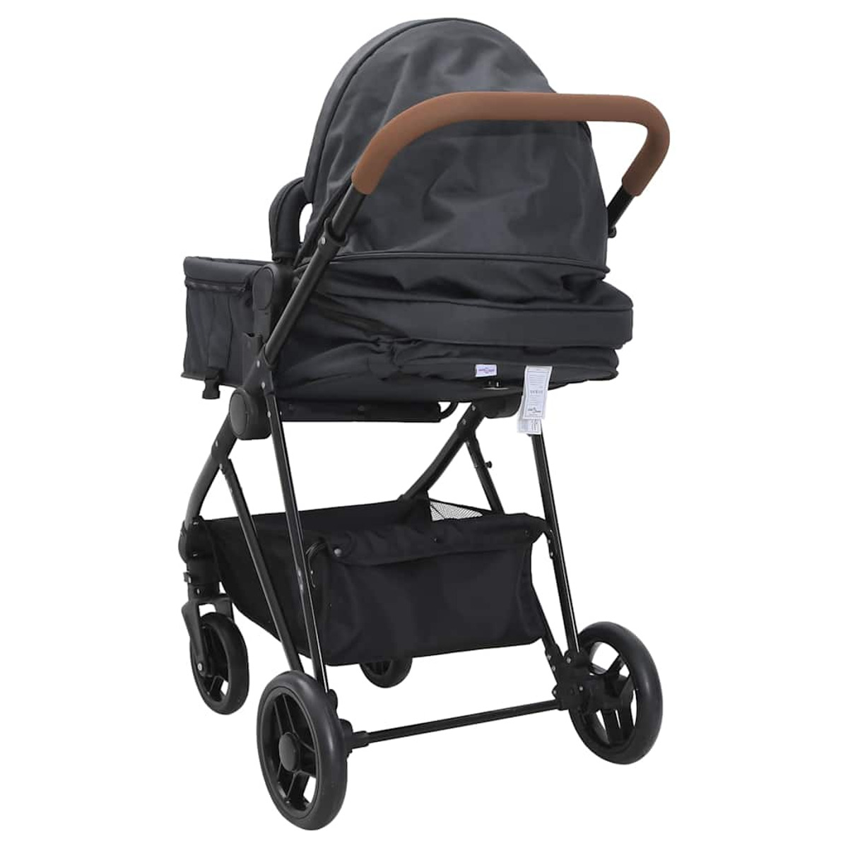 Ein schwarzer Kinderwagen mit braunem Griff. Er hat einen Stauraum und vier Räder. Der Hintergrund ist weiß.