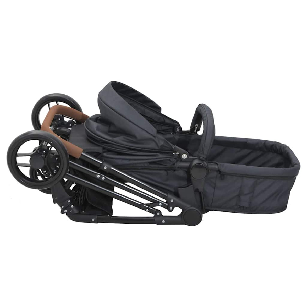 Ein schwarzer Kinderwagen mit Verdeck, braunem Griff und vier Rädern. Der Kinderwagen scheint zusammengeklappt oder teilweise montiert zu sein.