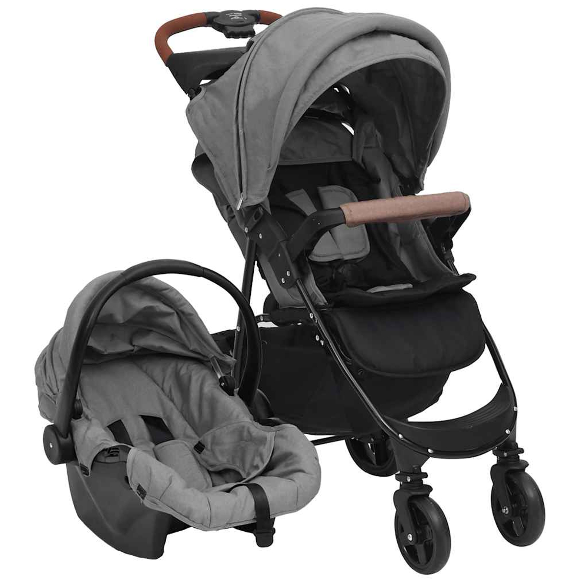 Ein grauer und schwarzer Kinderwagen mit passendem Babysitz. Braune Griffe und schwarze Räder sind sichtbar. Der Kinderwagen steht vor weißem Hintergrund.