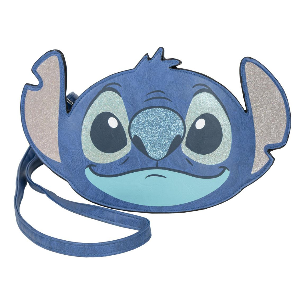Un bolso azul con forma de Stitch con detalles brillantes en la nariz y las orejas. Tiene una correa y está sobre un fondo blanco.