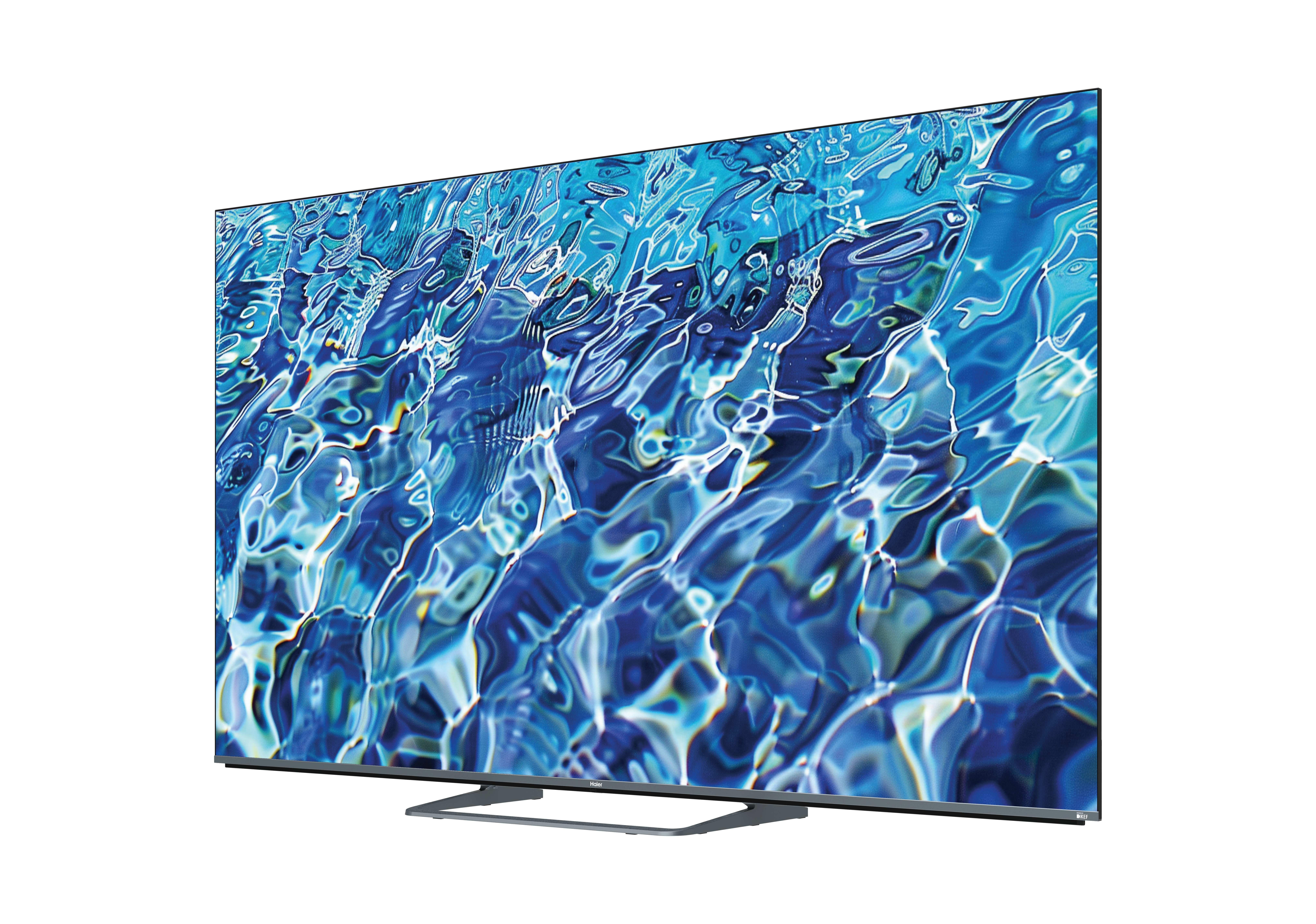 Un televisor grande muestra un patrón de ondulación de agua azul. El televisor está en ángulo, con un soporte plateado sobre fondo blanco.