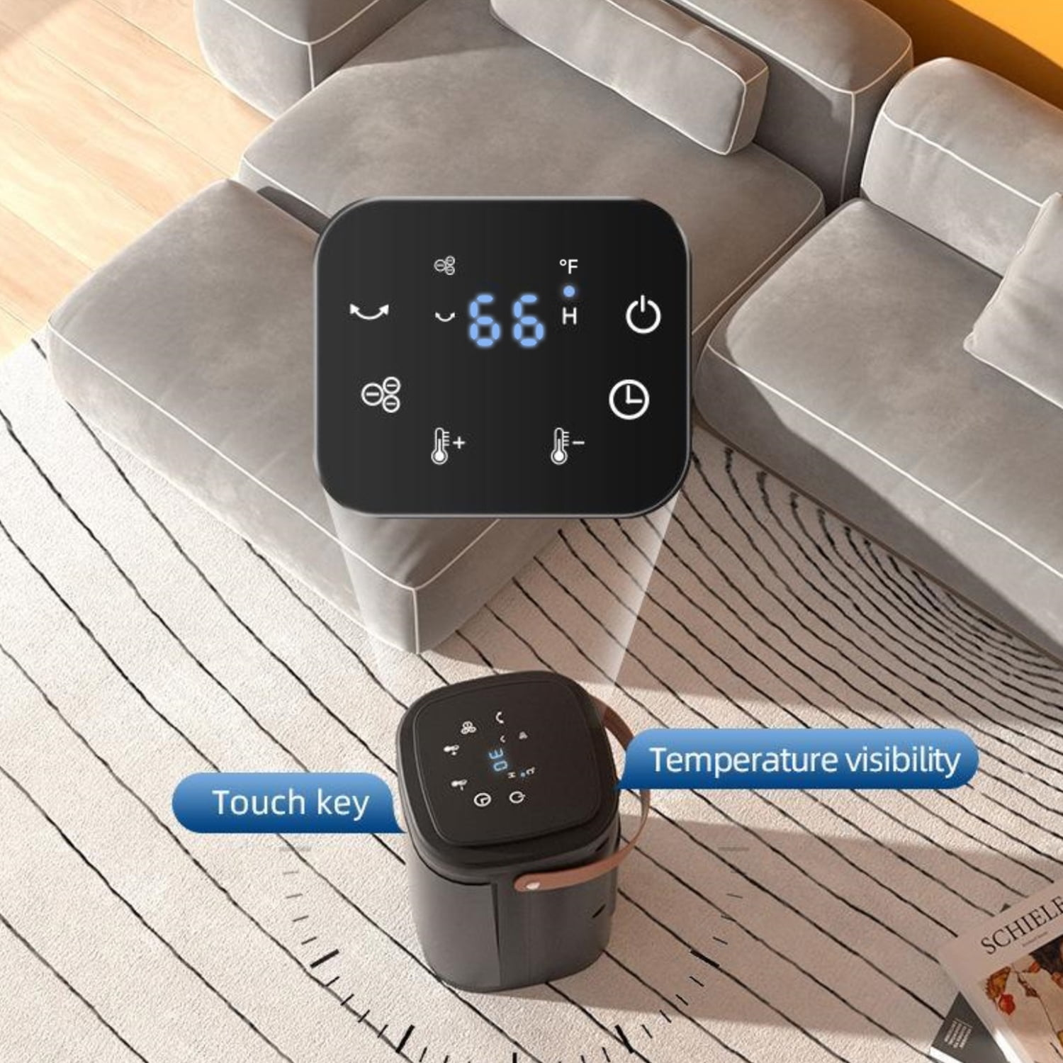 Ein schwarzer Luftreiniger mit Touch-Tasten und Temperaturanzeige, platziert auf einem Teppich neben einem grauen Sofa.