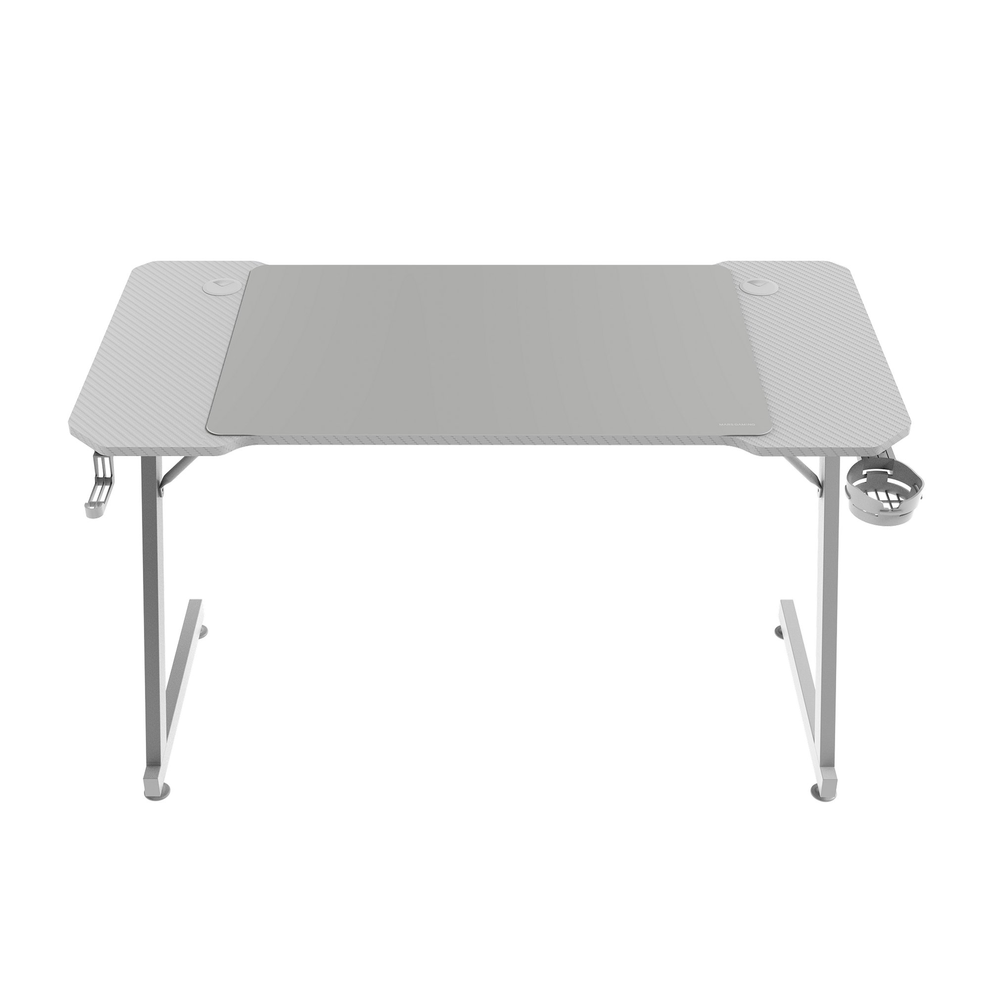 Un escritorio de juego blanco con un mousepad gris. Tiene un portavasos y un soporte para auriculares. Las patas son de metal.