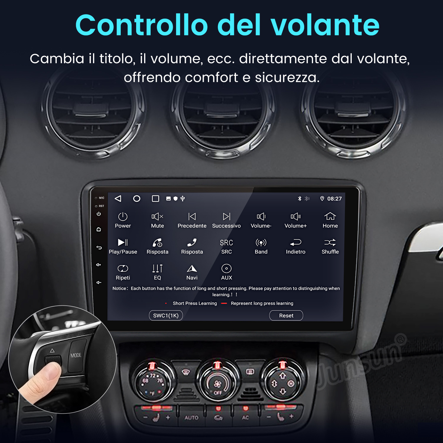 Cruscotto auto con schermo che mostra pulsanti. Una mano preme un pulsante sul volante. Testo in italiano.