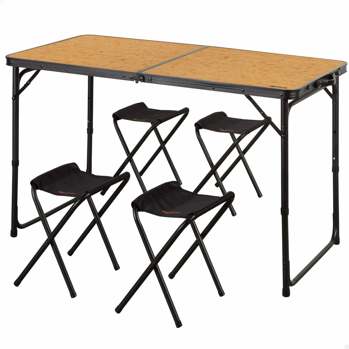Ein zusammenklappbarer Campingtisch mit hellbrauner Oberfläche und schwarzen Beinen, begleitet von vier schwarzen Klapphockern.