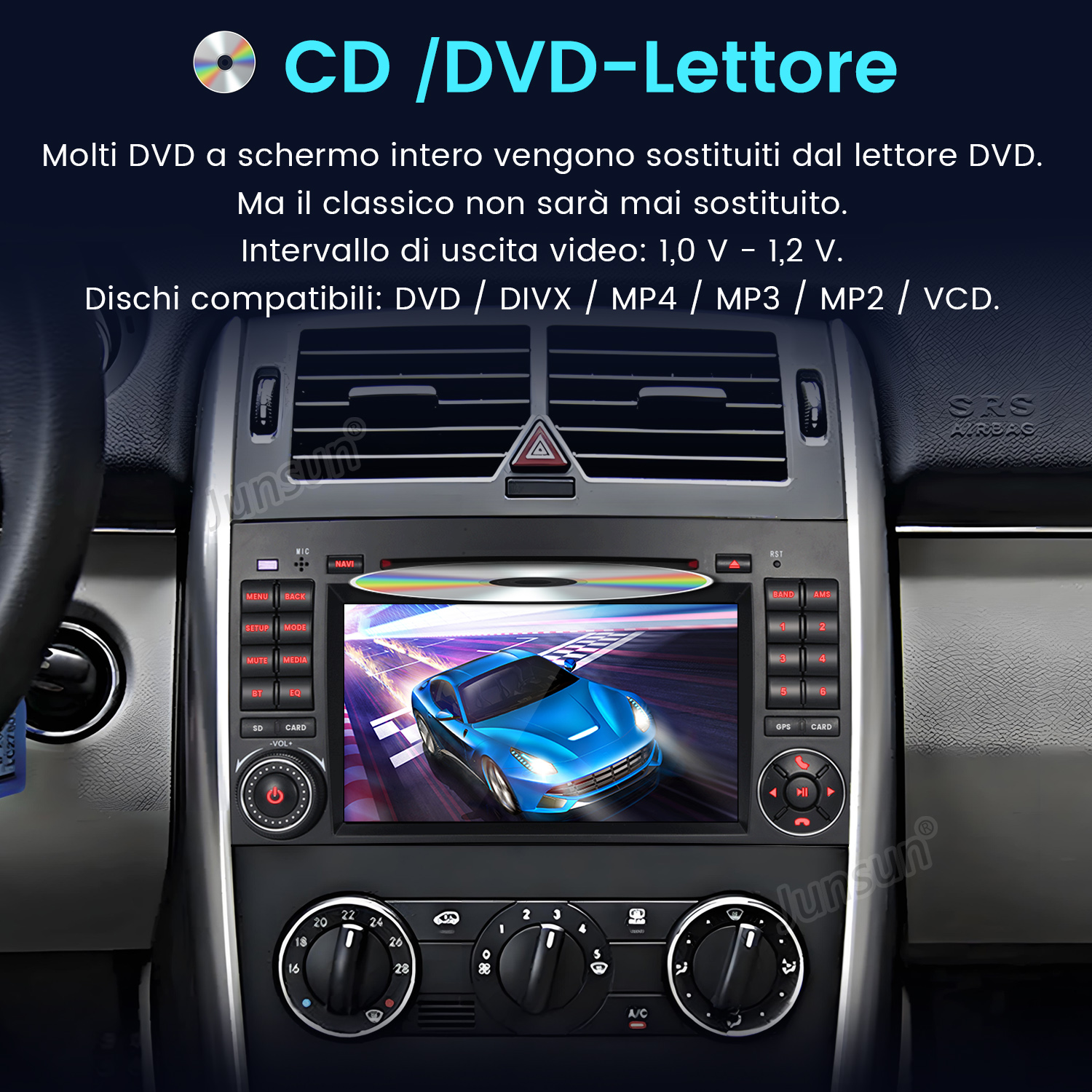Autoradio con schermo che mostra un'auto blu da corsa. Un CD è inserito. I comandi includono pulsanti e manopole.