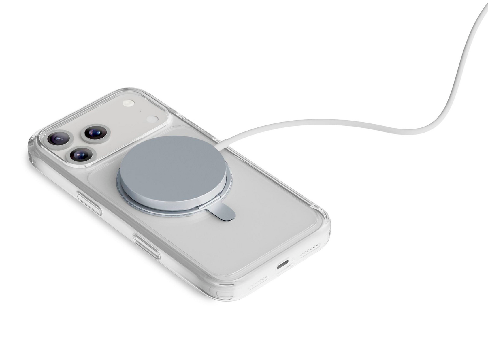 Un iPhone argenté avec une coque transparente et un chargeur circulaire gris relié par un câble blanc, sur fond blanc.