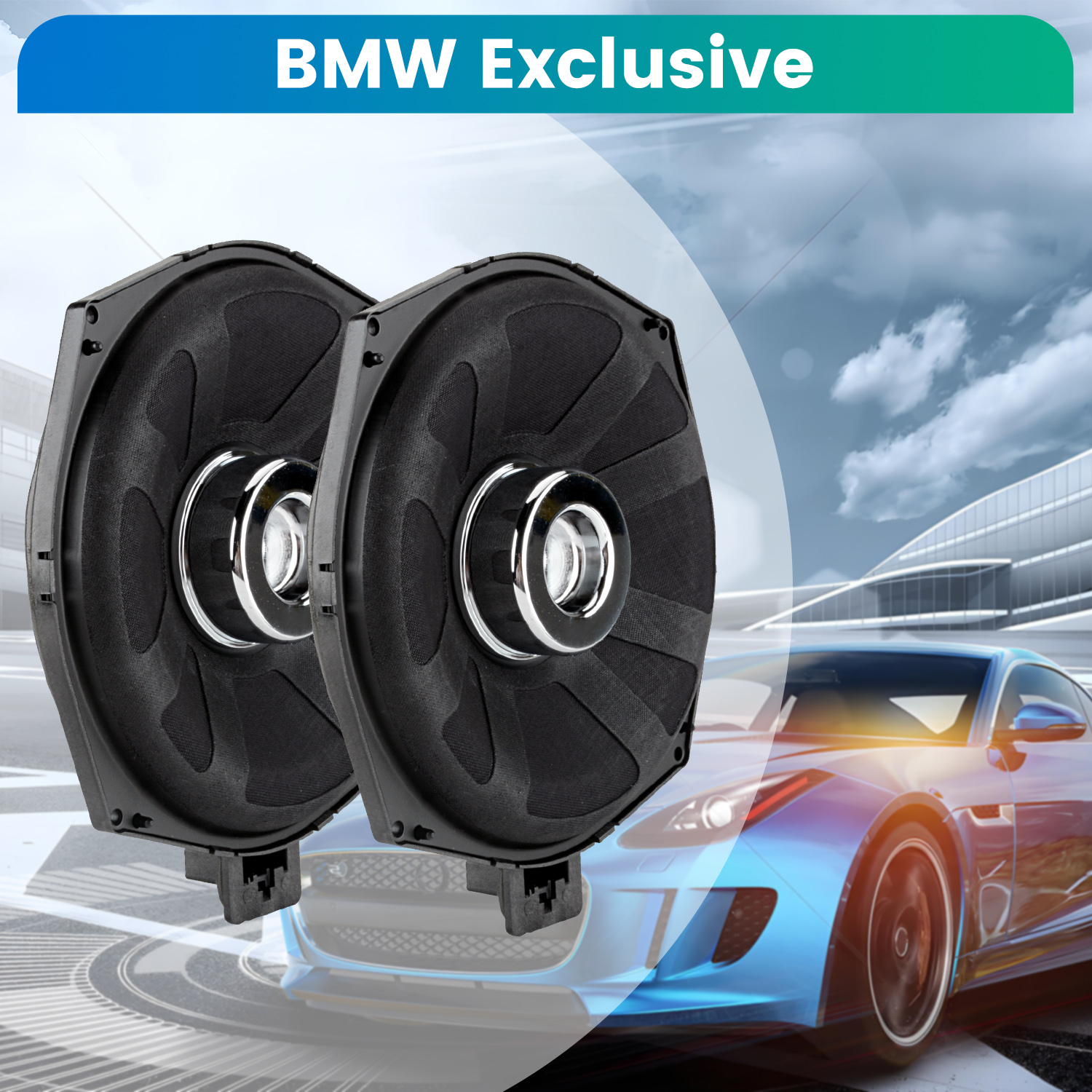 Due altoparlanti per auto neri con dettagli argentati, BMW Exclusive, con un'auto blu sfocata sullo sfondo.