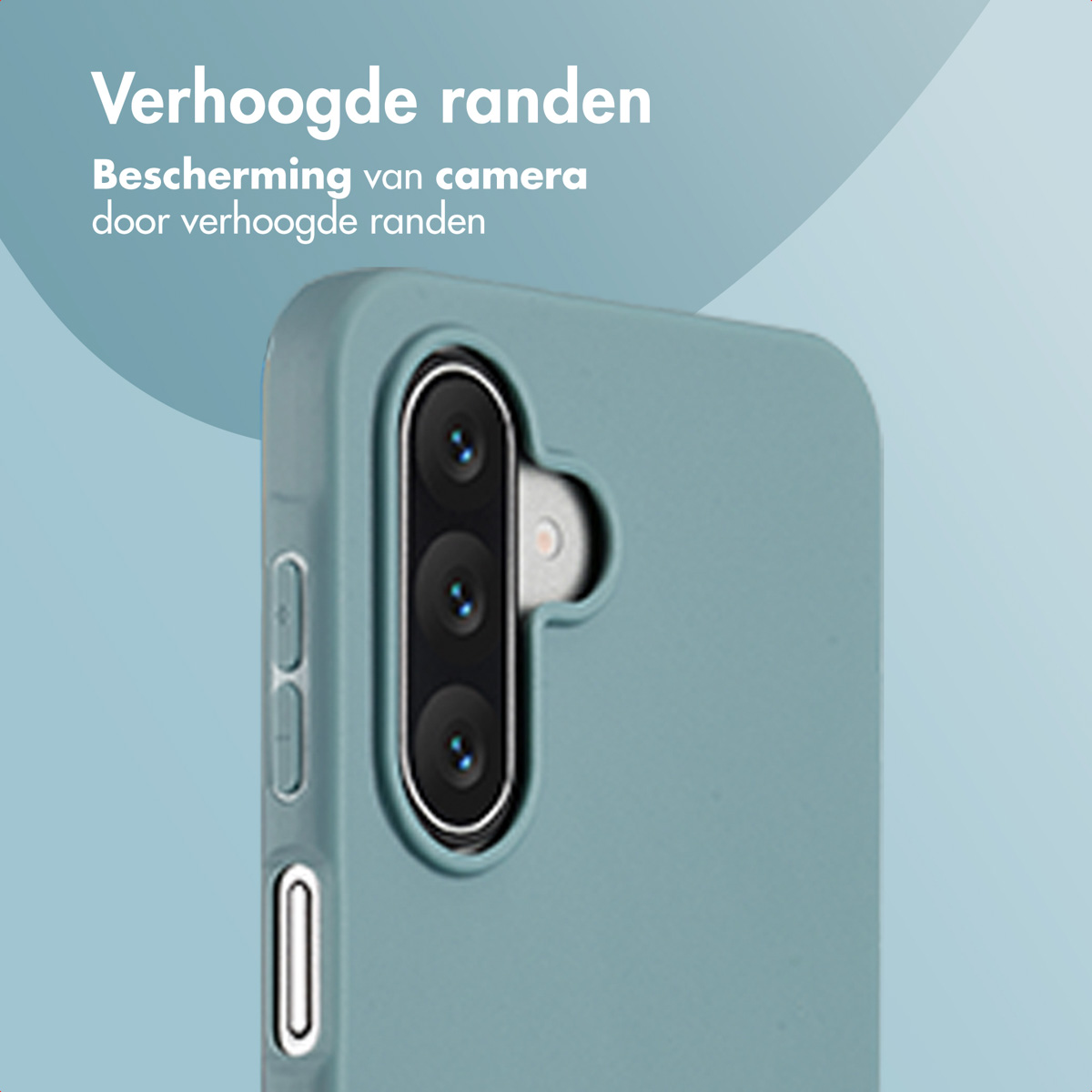Close-up van een telefoonhoesje met drie cameralenzen. Teal case, witte tekst op een blauwe gradiënt achtergrond. Camerabescherming.