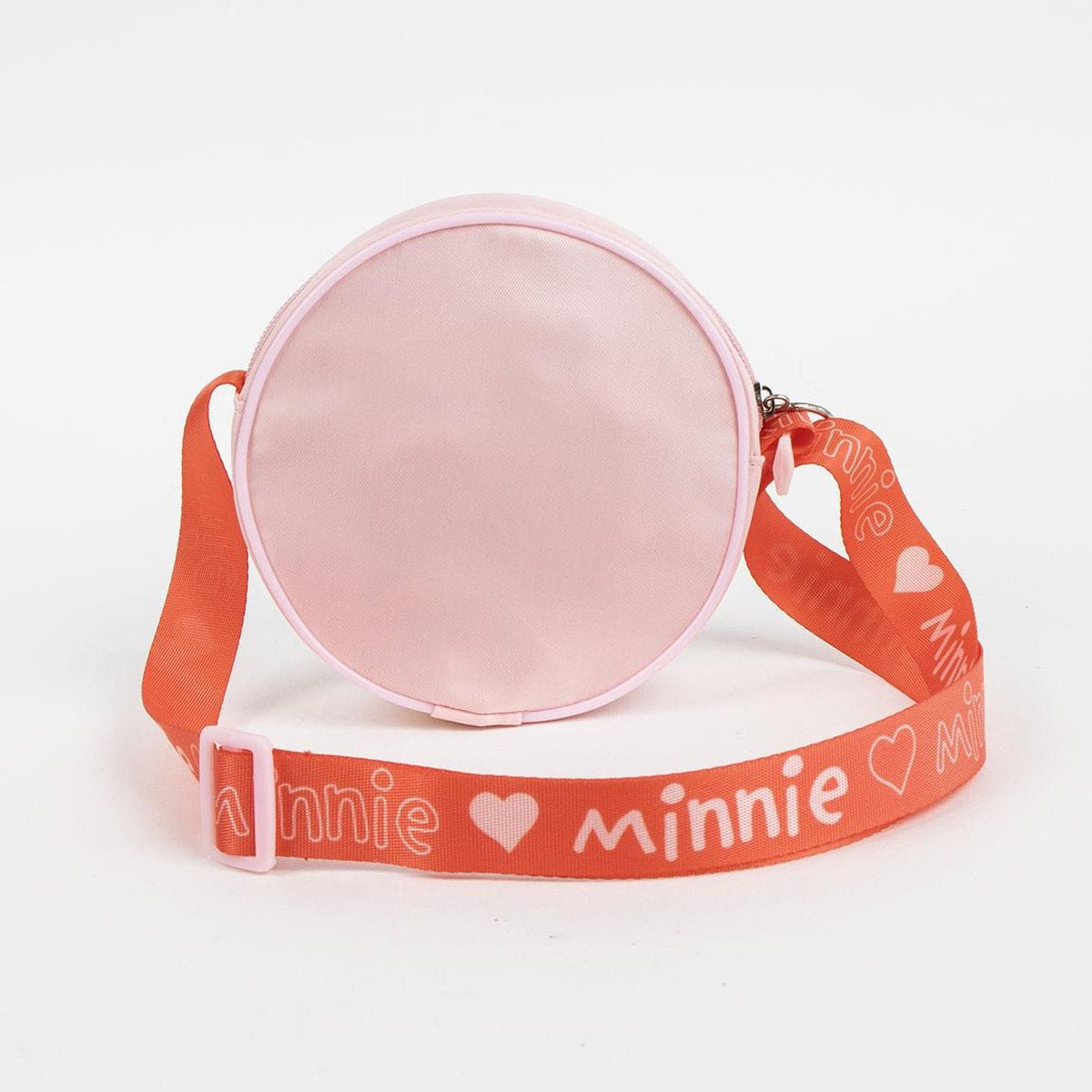 Una bolsa rosa redonda de Minnie Mouse con una correa naranja. La correa tiene 'Minnie' y corazones. El fondo es blanco.