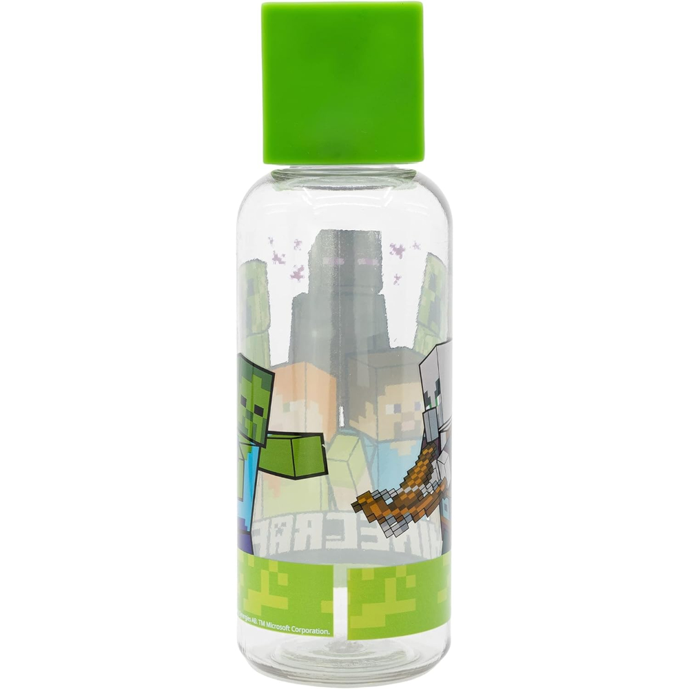 Una botella de agua transparente de Minecraft con tapa verde. Presenta personajes y logotipos de Minecraft. La botella está sobre un fondo blanco.