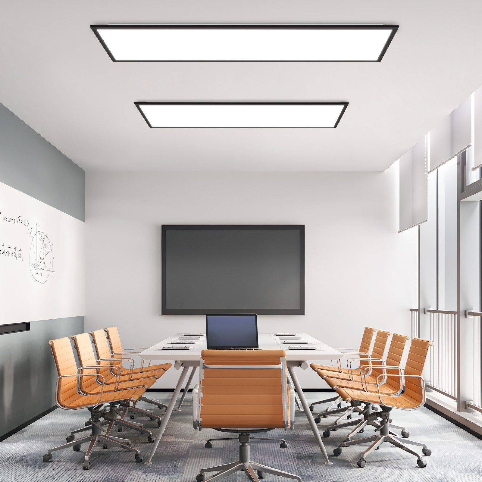 Sala conferenze moderna con tavolo bianco, sedie arancioni, schermo grande e lavagna. Illuminazione luminosa e finestra.