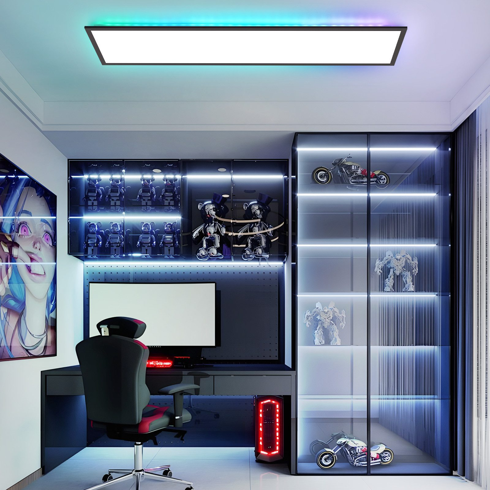 Una sala giochi con scrivania, computer, statuette e una moto. La stanza ha un'illuminazione blu e viola.
