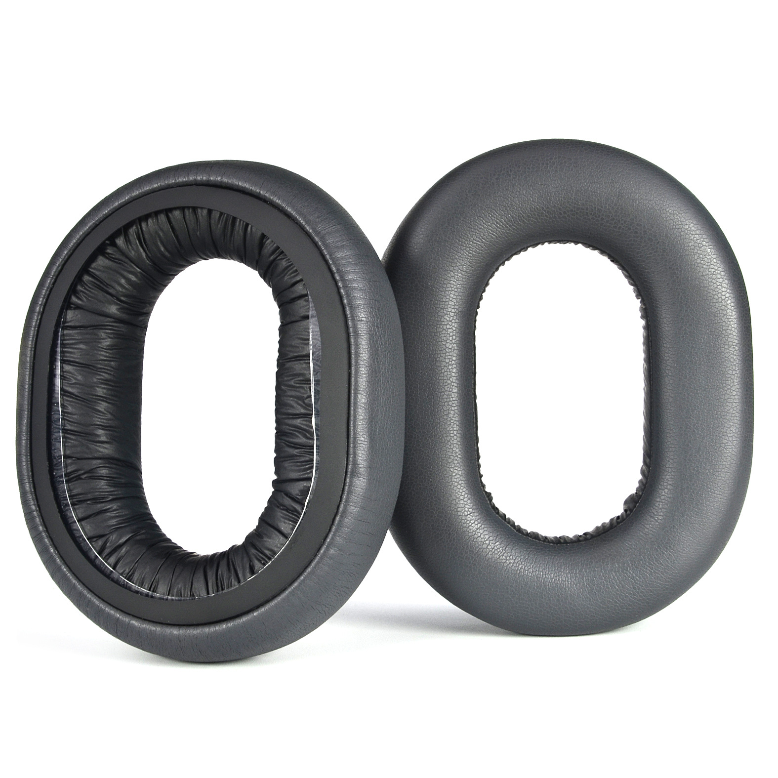 Dwie szare poduszki nauszne do słuchawek. Jedna z czarnym materiałem wewnętrznym i gładkim szarym zewnętrznym, na białym tle.