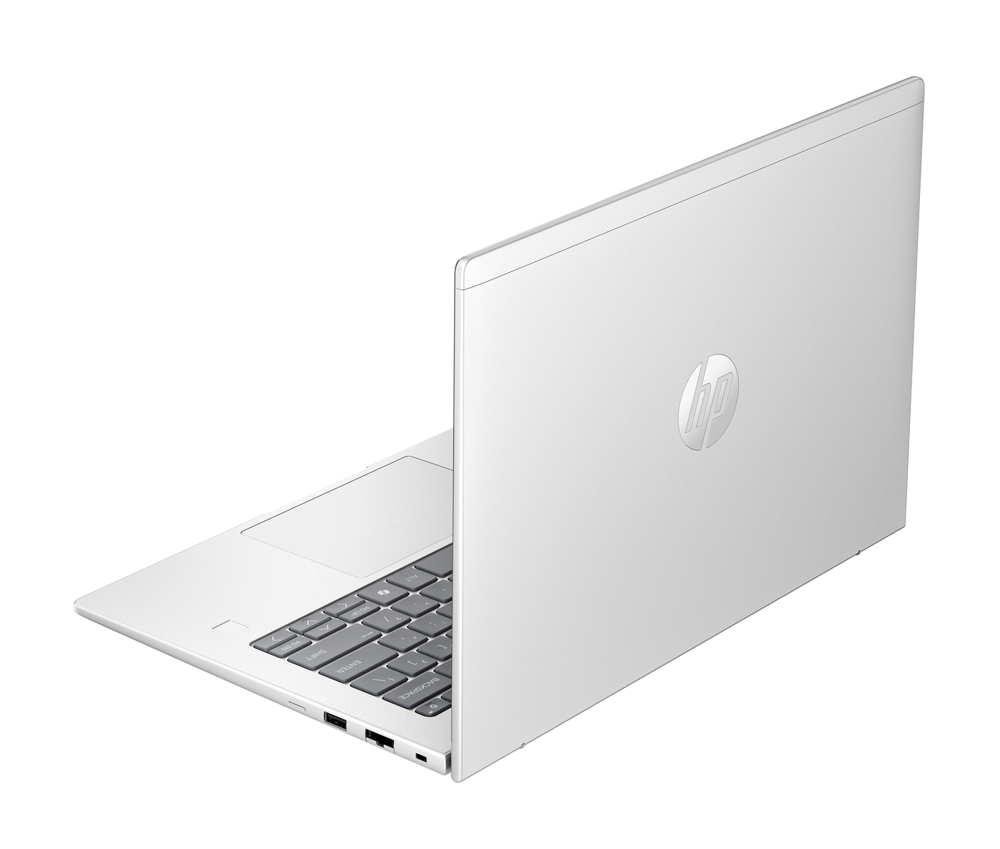 Un portátil HP blanco está en ángulo hacia la derecha. La tapa muestra el logotipo de HP. Se ven el teclado y el panel táctil.
