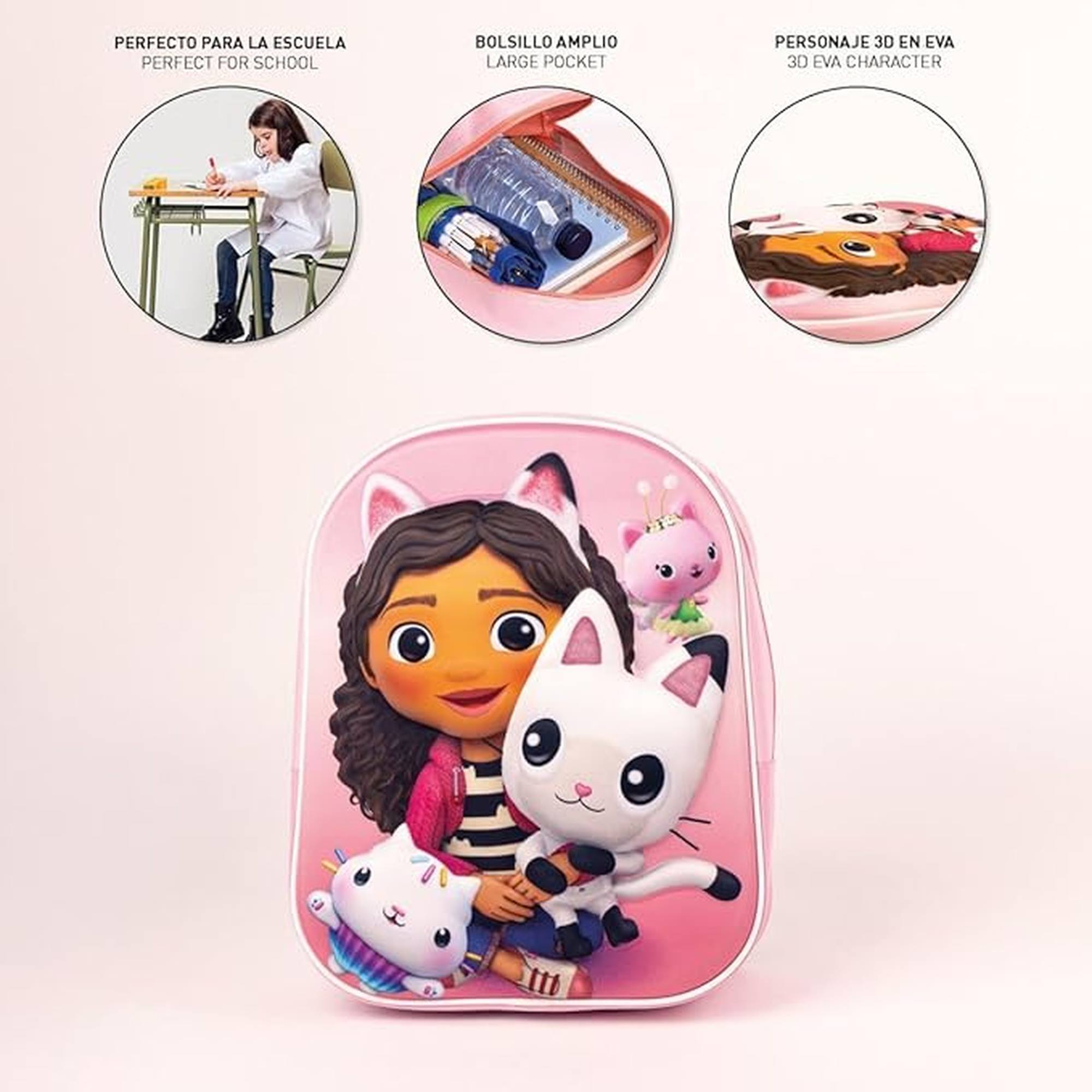 Una mochila rosa con personajes de Gabby y gatos. Tiene un bolsillo grande y es perfecta para la escuela. Incluye un personaje 3D EVA.