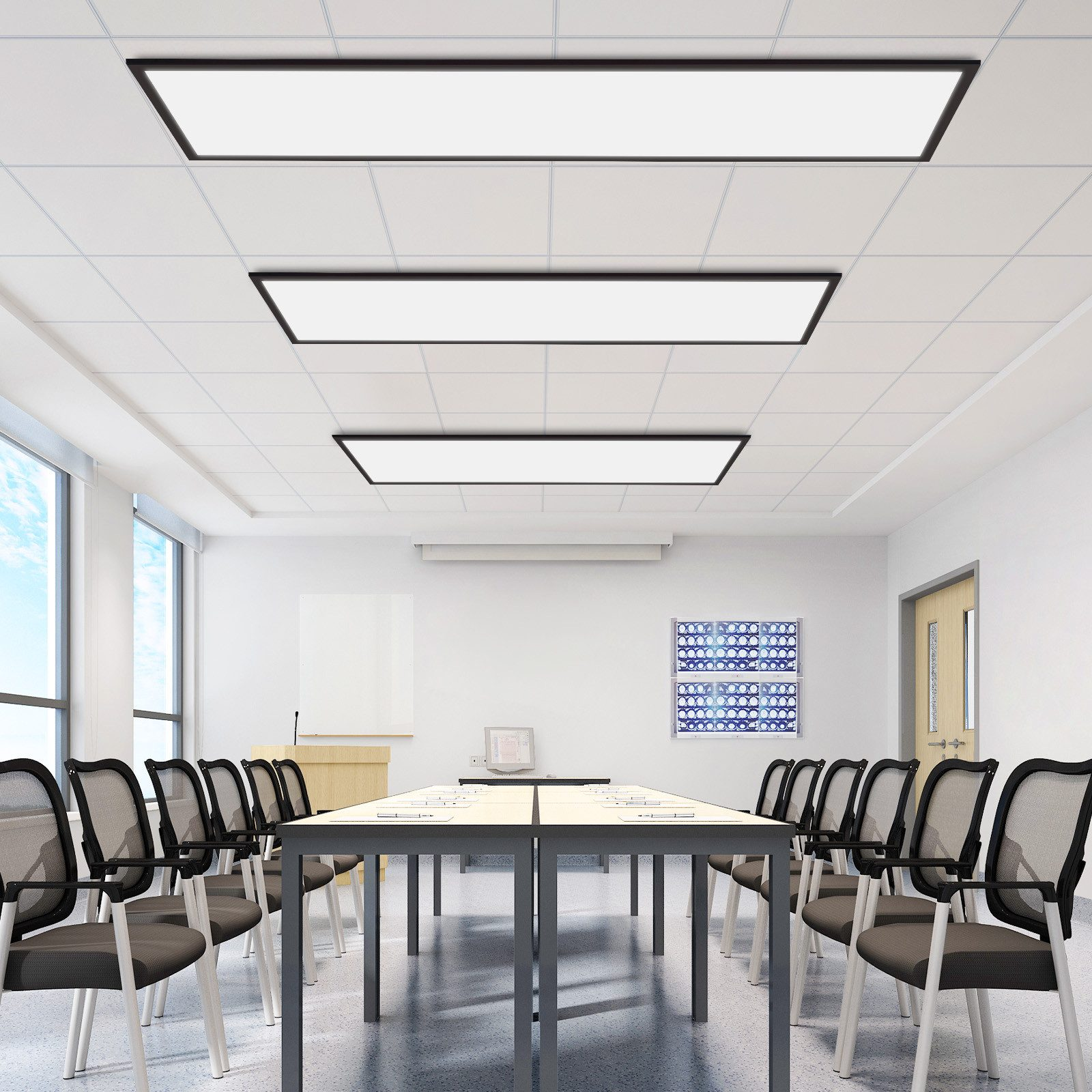 Sala conferenze con tavoli, sedie, lavagne e grandi luci a soffitto. Finestre con vista.