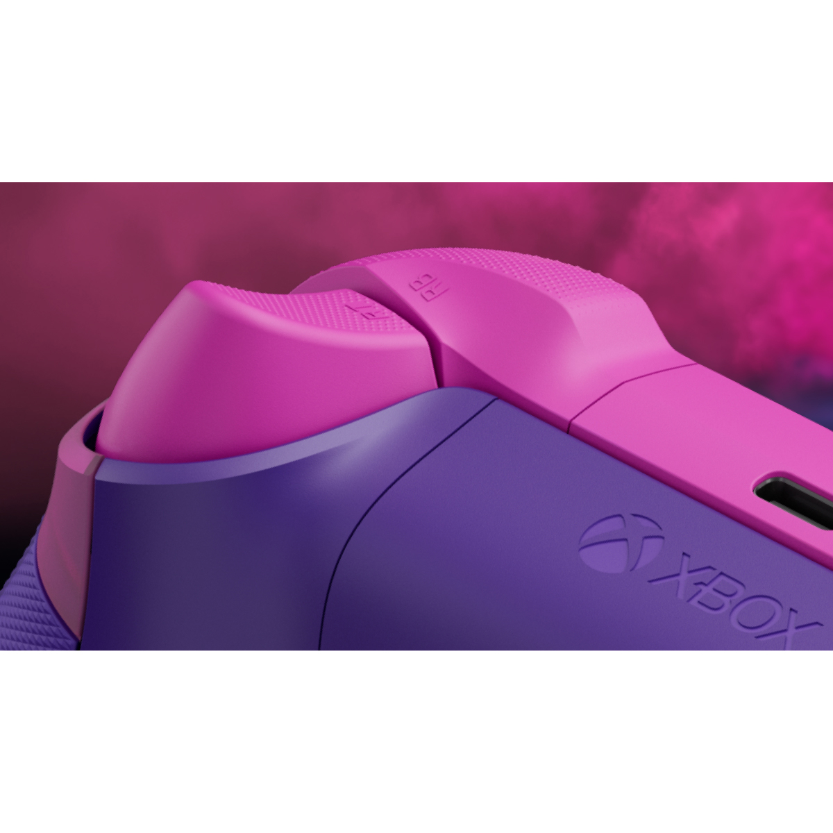 Zbliżenie kontrolera Xbox w kolorze fioletowym i różowym. Widoczny jest przycisk RB. Logo Xbox znajduje się w prawym dolnym rogu.