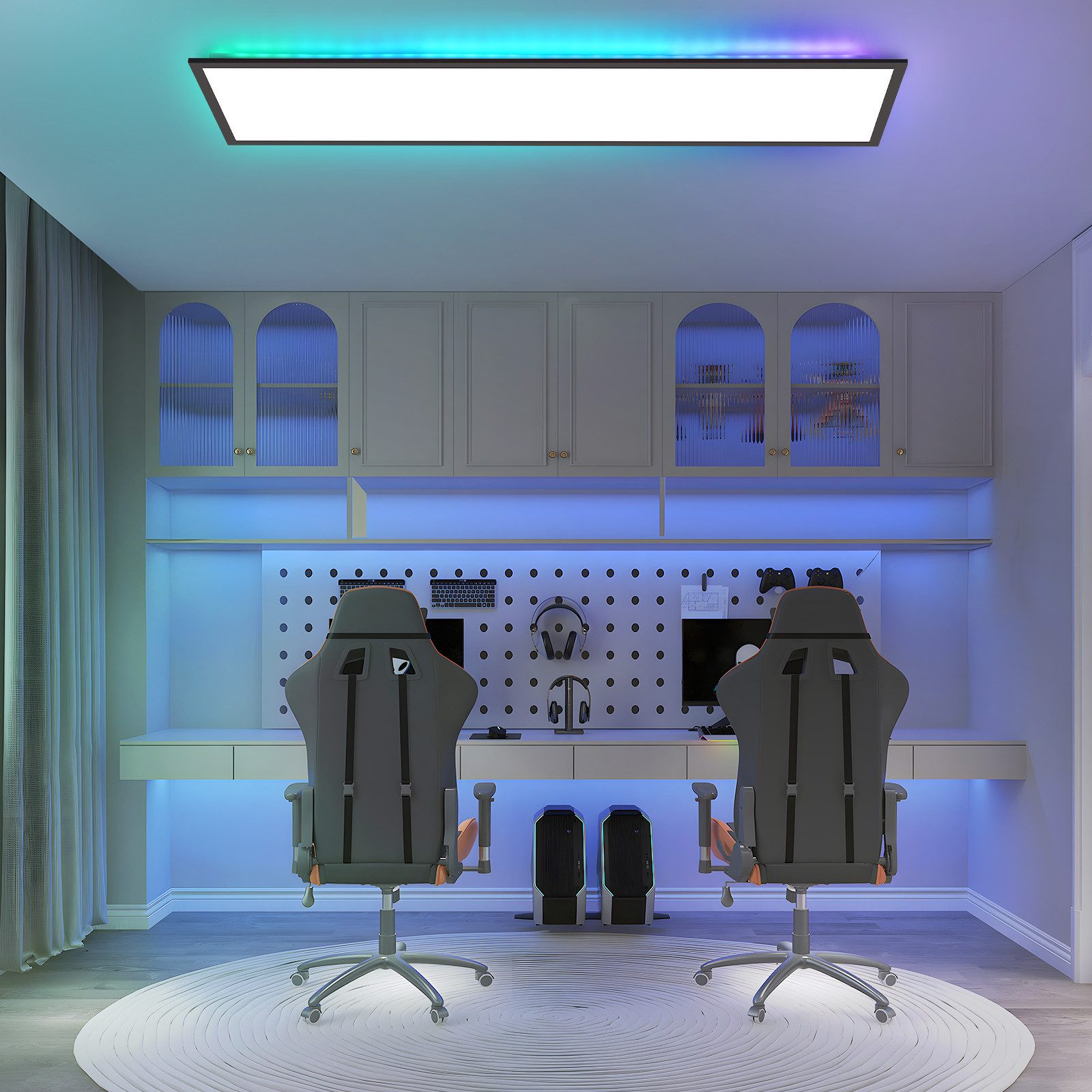 Stanza giochi con due sedie, scrivanie e armadi. Il soffitto ha un apparecchio di illuminazione colorato.
