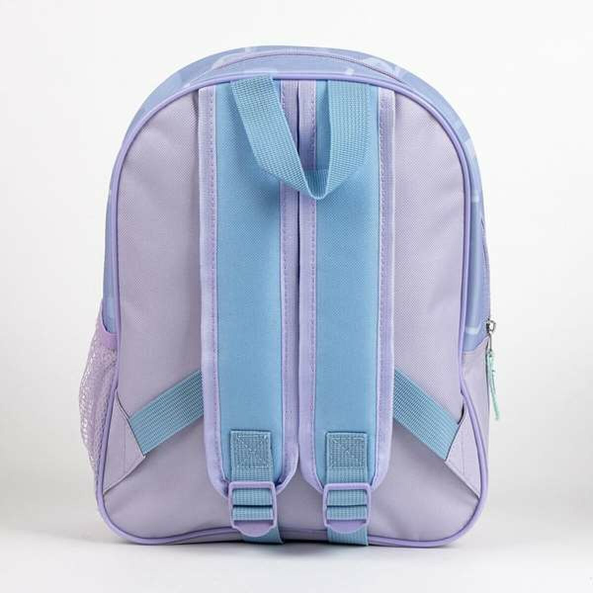 Mochila morada y azul con correas ajustables y un bolsillo lateral de malla. Cuenta con cremallera y asa de transporte.
