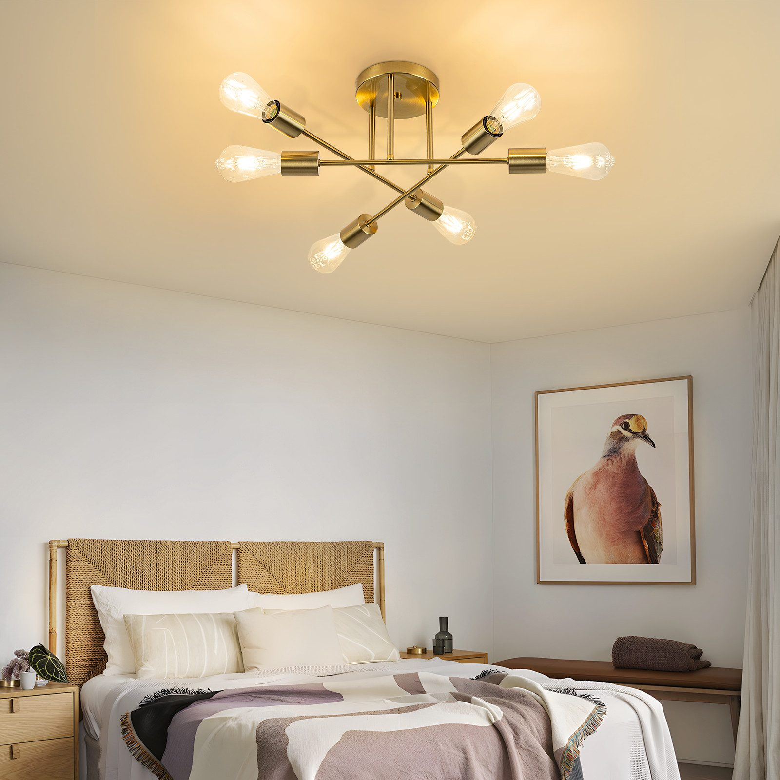 Scena sypialni ze złotą lampą sufitową, łóżkiem, grafiką ptaka i drewnianymi meblami.