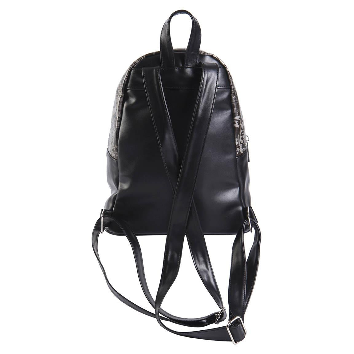 Mochila negra, material similar al cuero. Correas y asa visibles. Sección superior estampada.