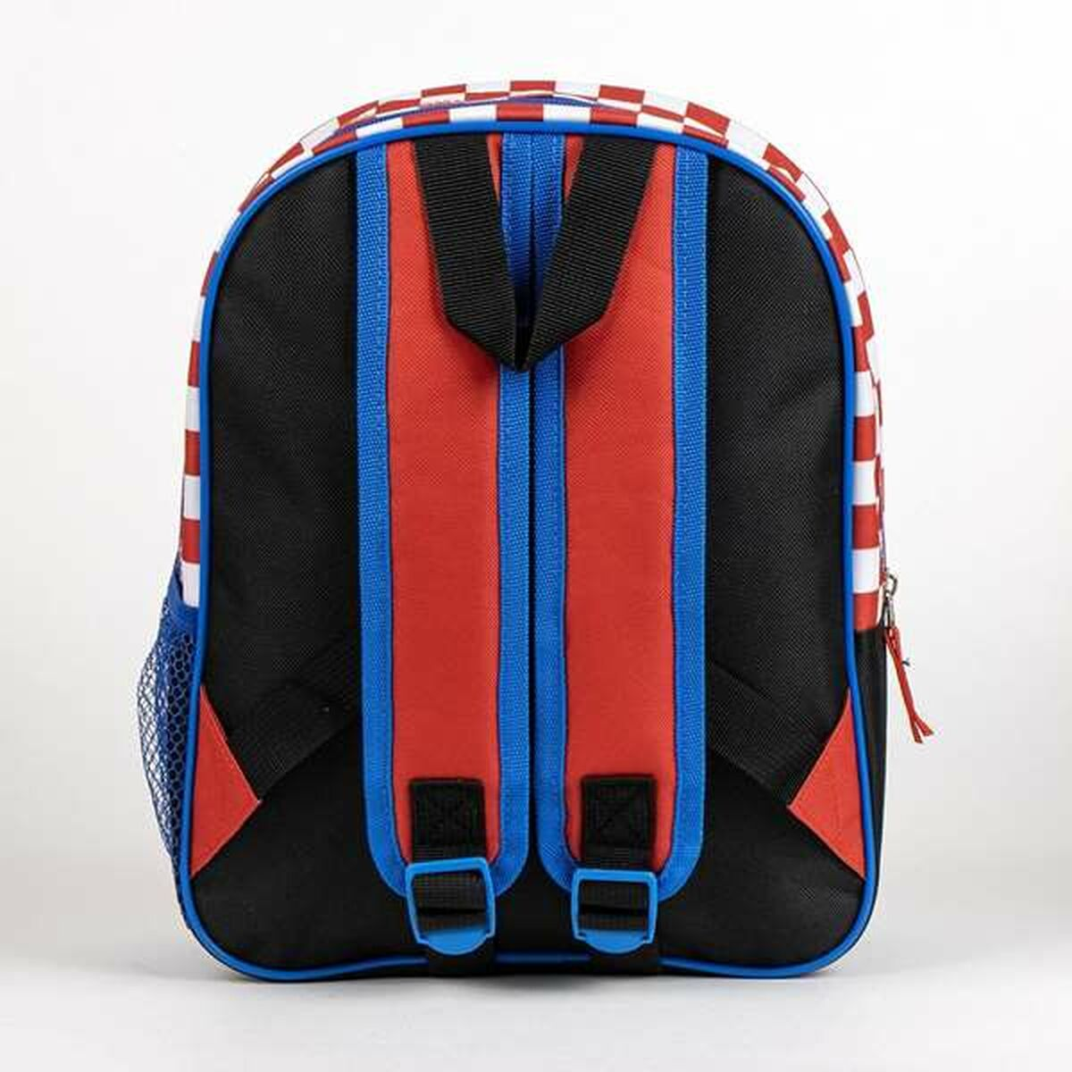 Rucksack mit rot-weiß-blauem Schachmuster oben. Rote und blaue Träger mit blauen Schnallen. Schwarzer Körper.
