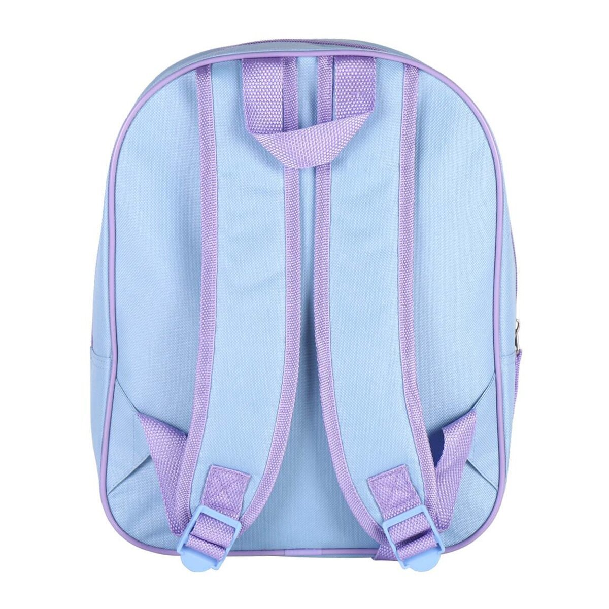 Mochila azul claro con correas y ribetes morados. Cuenta con correas ajustables y un asa superior. Las cremalleras son visibles en el lateral.